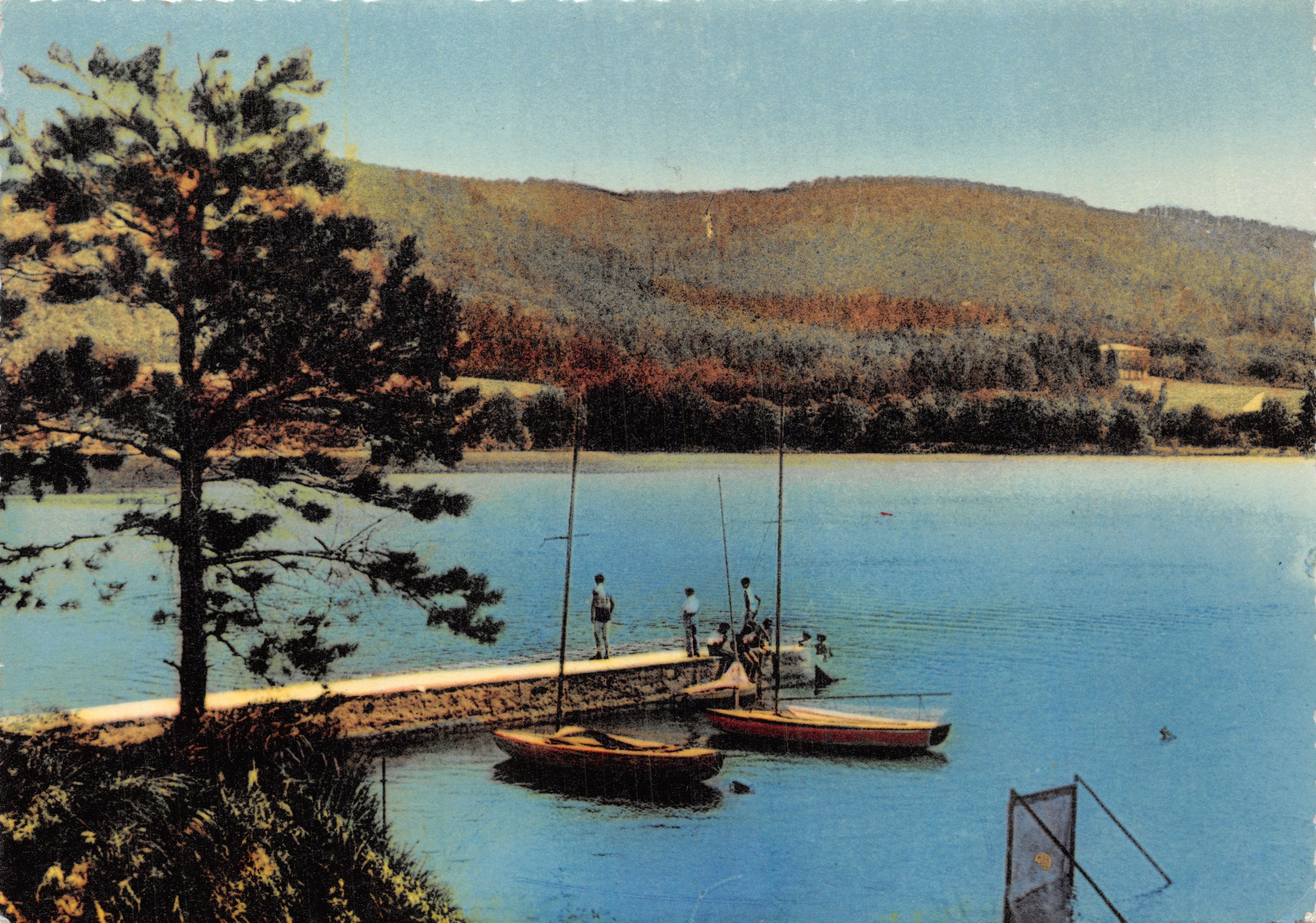 La Playa y el Muelle en Saint-Féréol — Las Escuelas del Ejército — editor COMBIER IMP. MACON