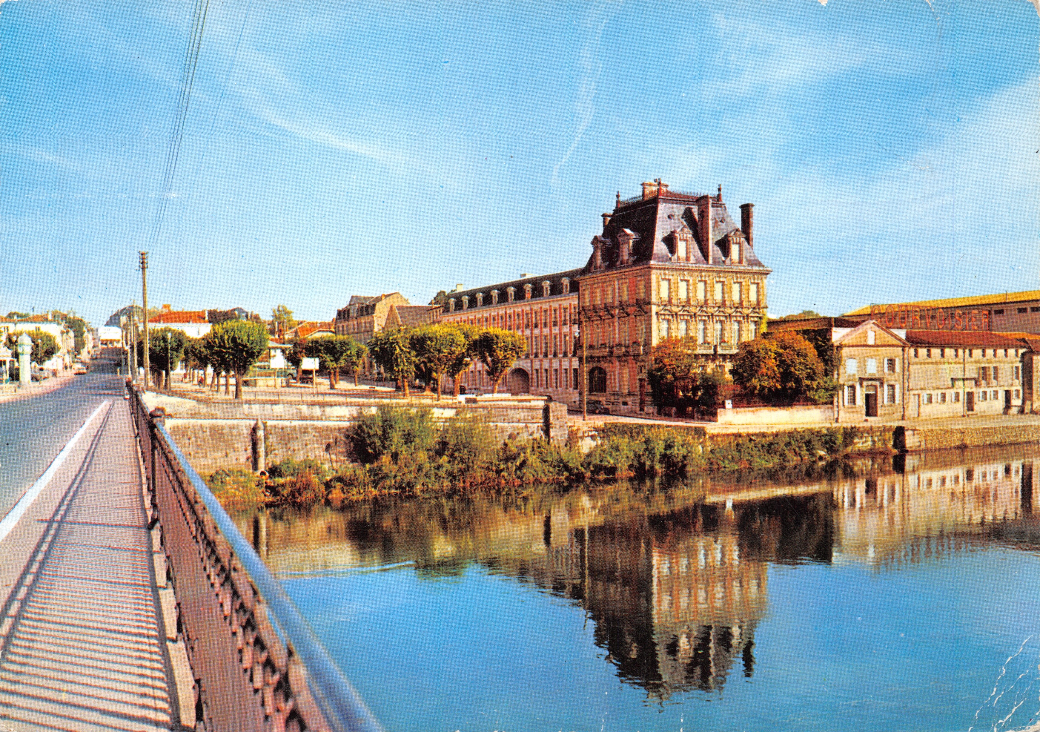 Jarnac — Vista tomada desde el puente sobre la Charente, el castillo y los muelles — Les éditions d'Art A. Gilbert