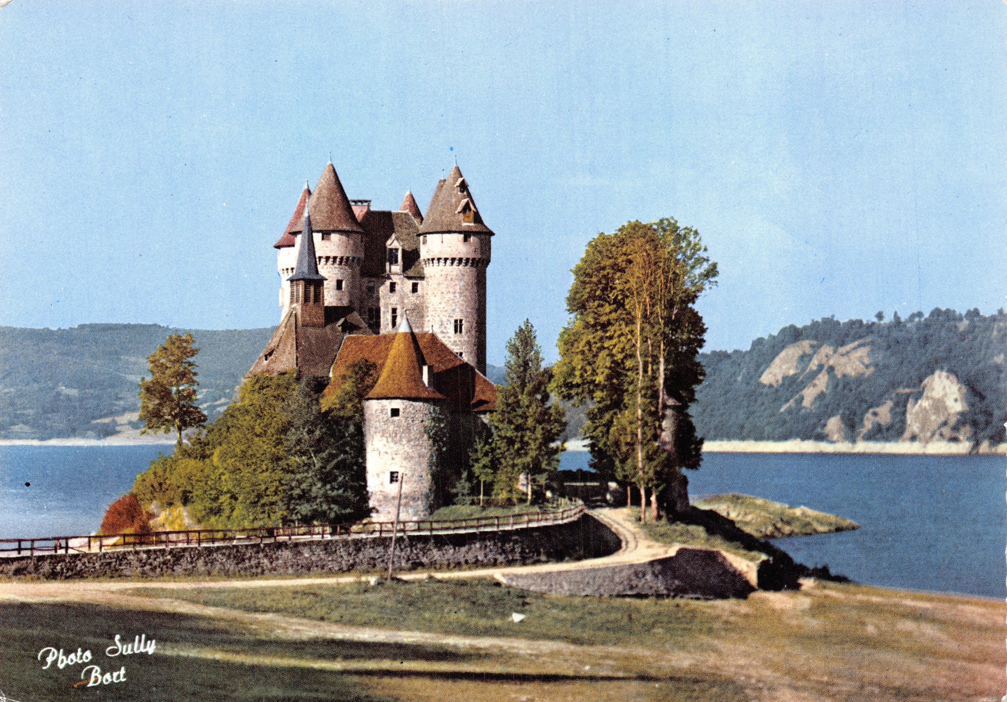 Château de Val — Château du 15e siècle sur le lac du barrage de Bort — Photo Sully Bort