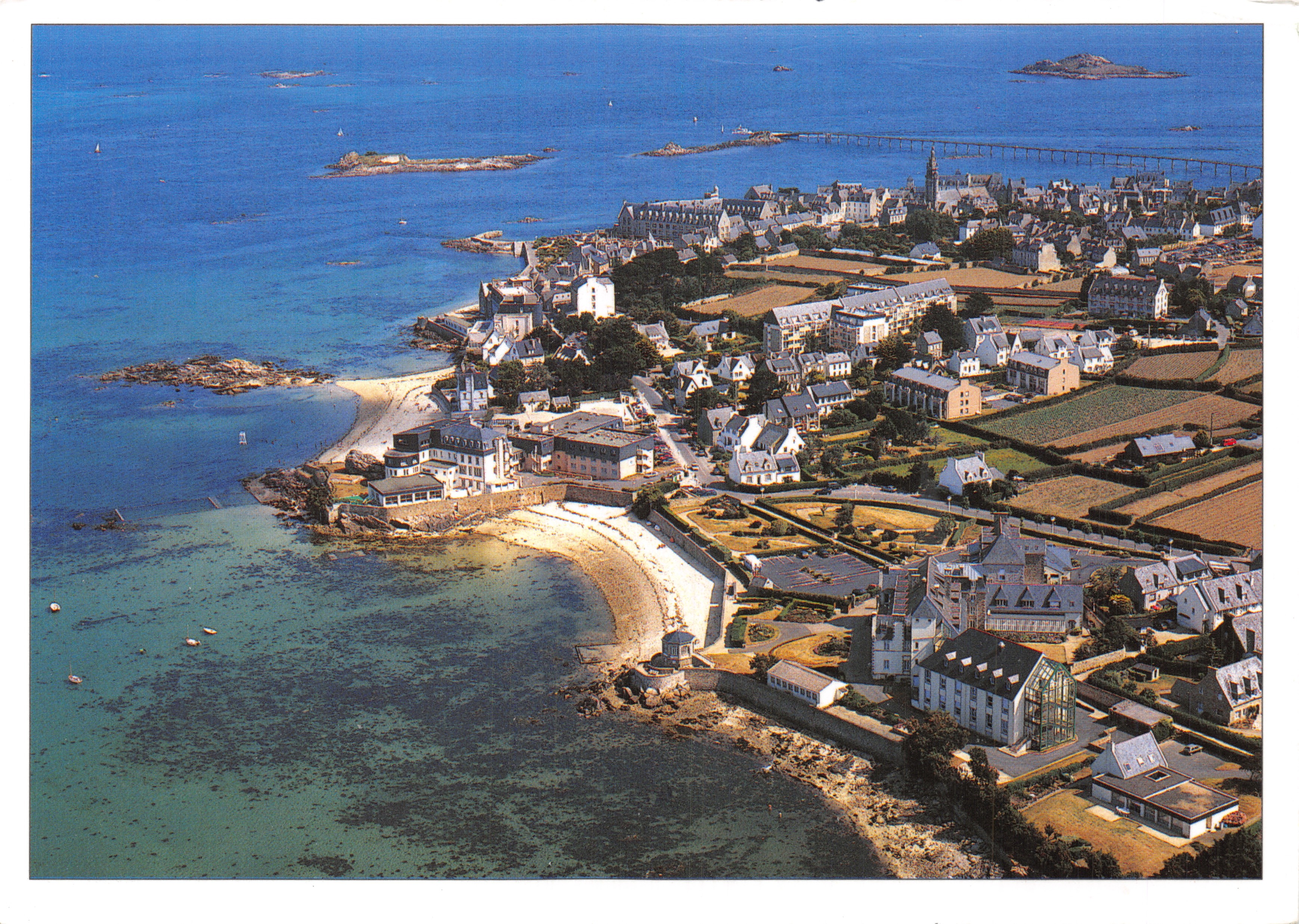 Roscoff — luchtfoto van de haven en de stad — uitgever drukker onzichtbaar