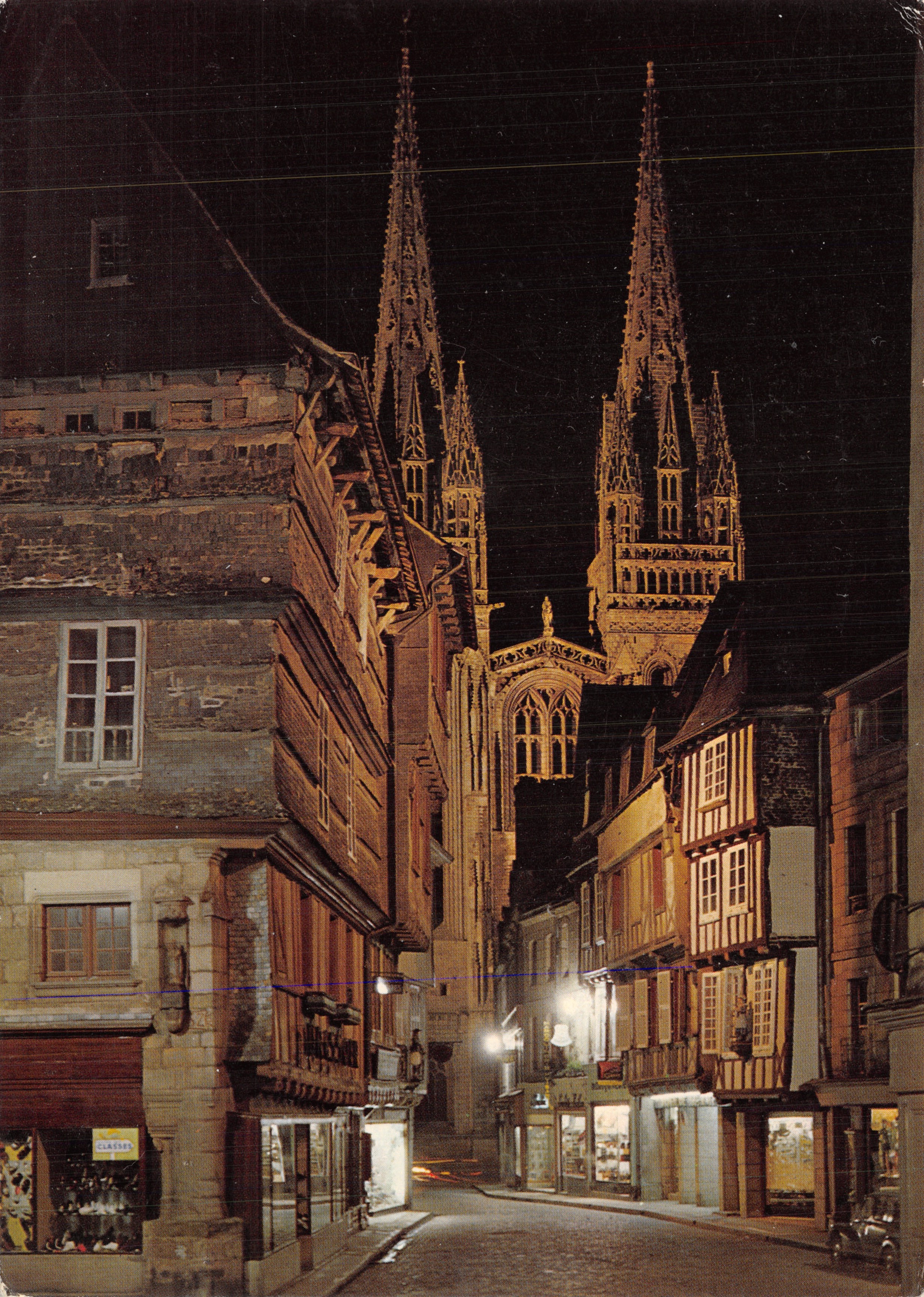 Quimper de noche — vista de la catedral Saint-Corentin desde una calle empedrada — Éditions Y. R. Caoudal, n.º 996