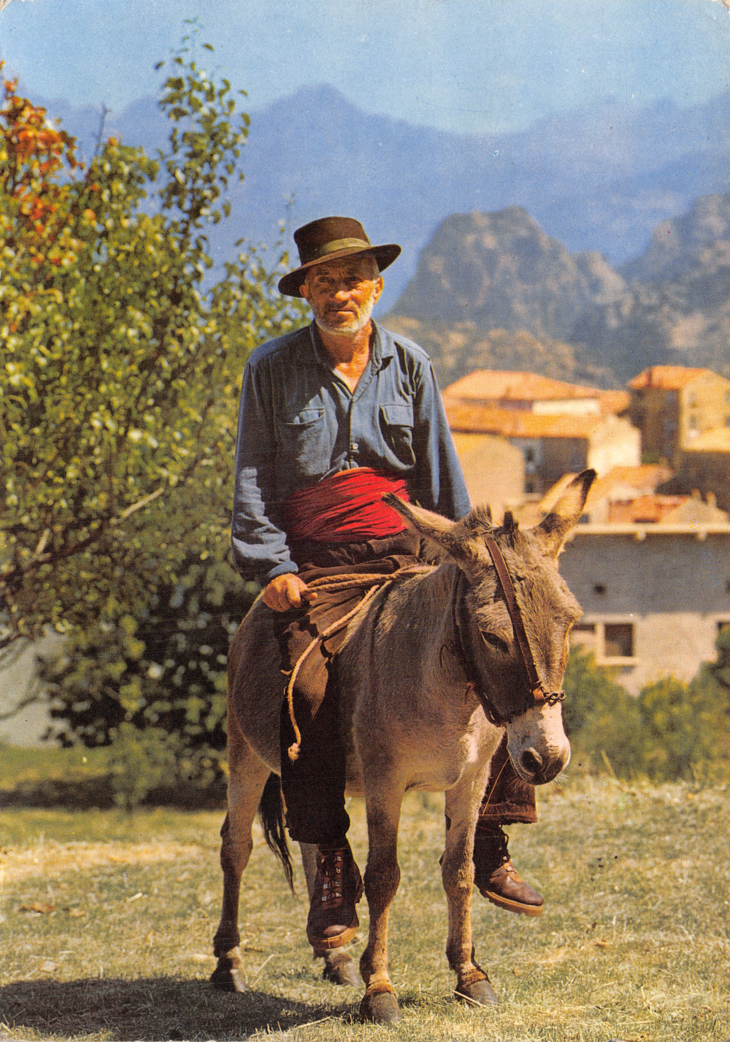 Hombre a caballo sobre un burro — paisaje montañoso con pueblo en primer plano — Editions KALLISTE, n.º 801