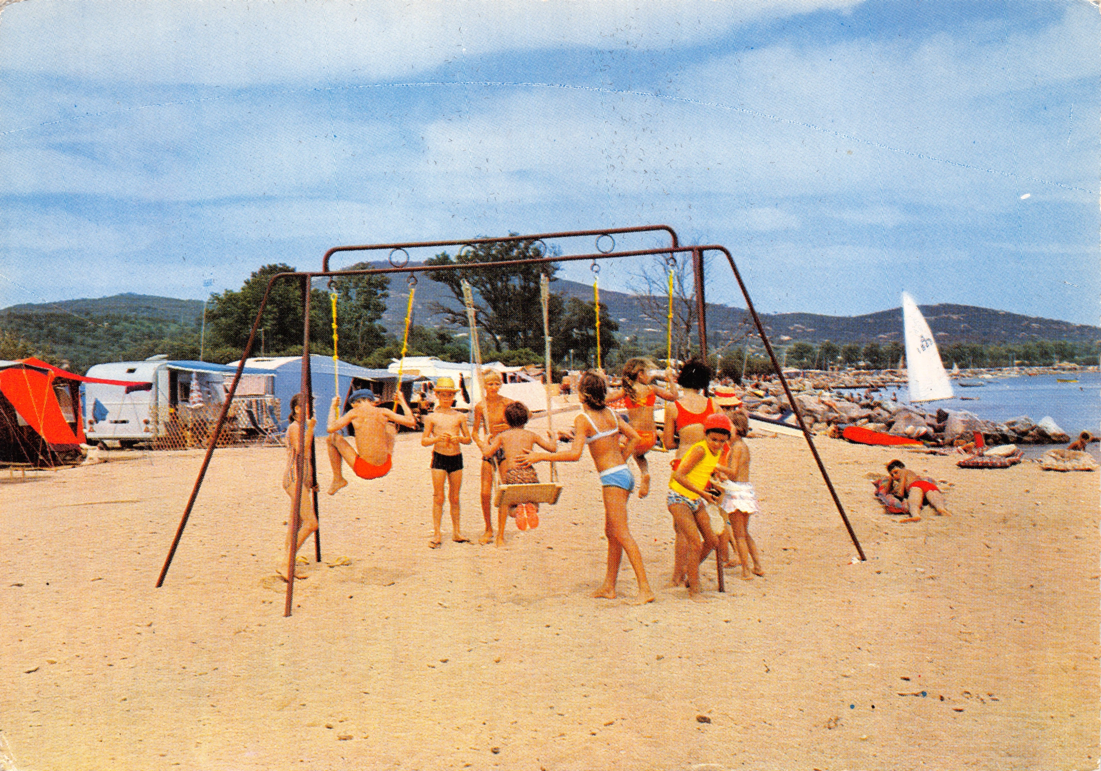 Camping Prairies de la Mer — Strandbild mit Schaukeln — Éditions Naturelles
