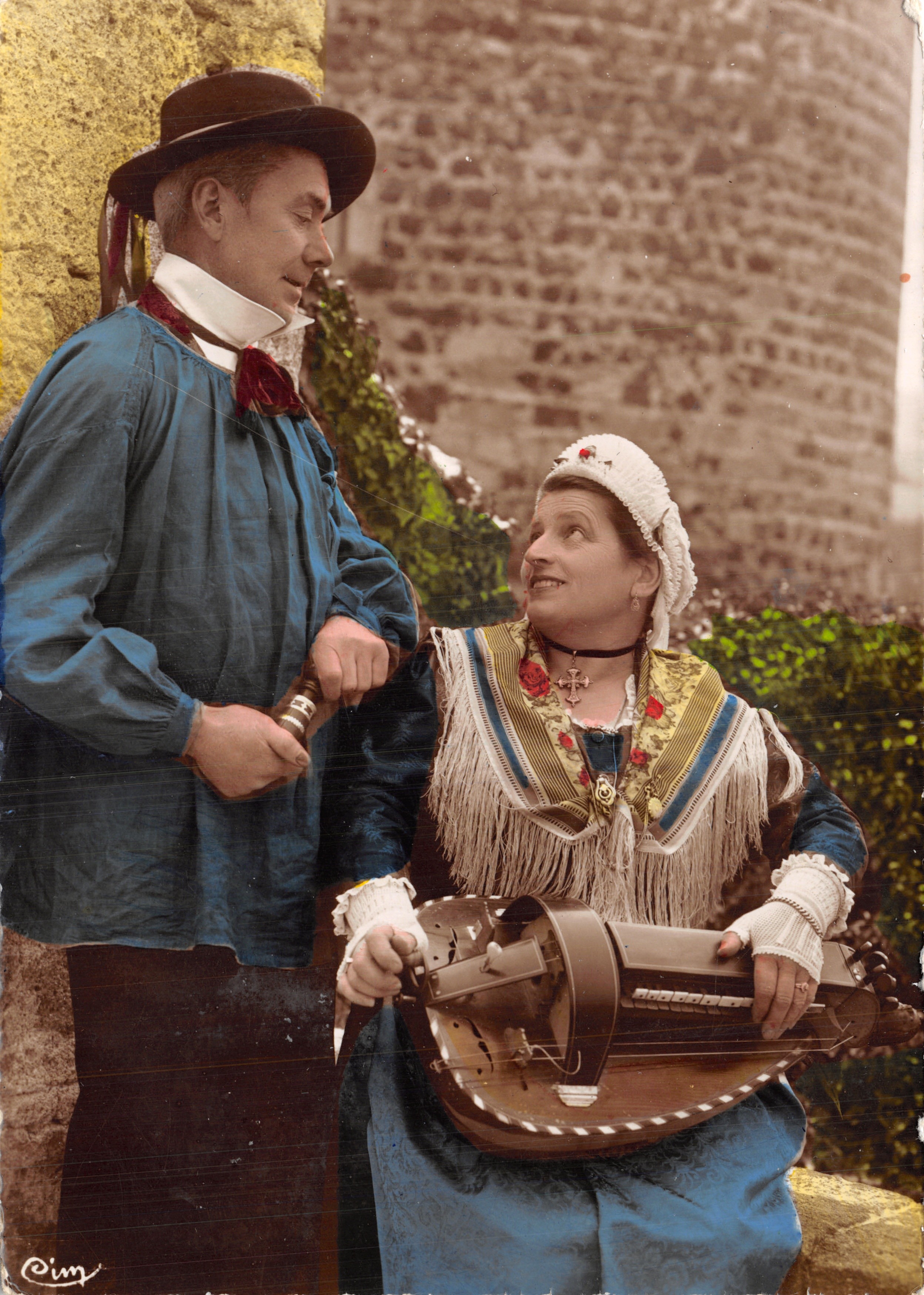 Dwa tancerze w strojach z Auvergne — Grupa Folklorystyczna „Auverna-Dansaire” — WYDRUKOWANE NA KARTCE