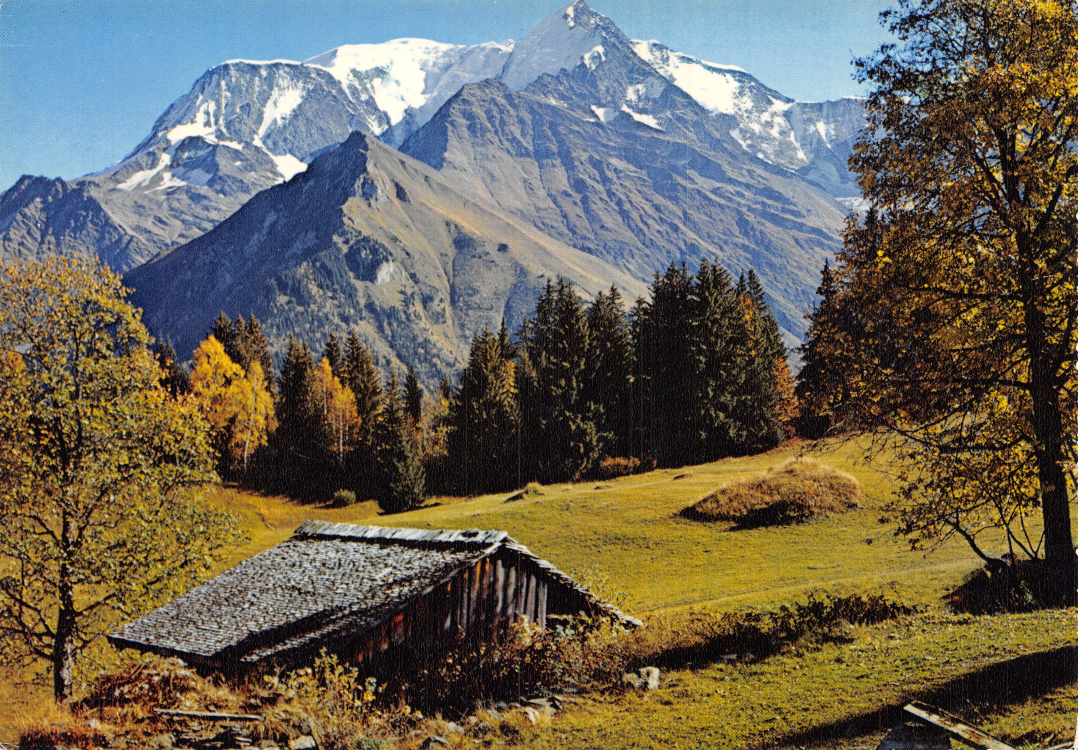 Mont-Blanc — massif enneigé au fond d'un paysage d'automne avec une cabane en bois — Imprimeur Combiér Lyon