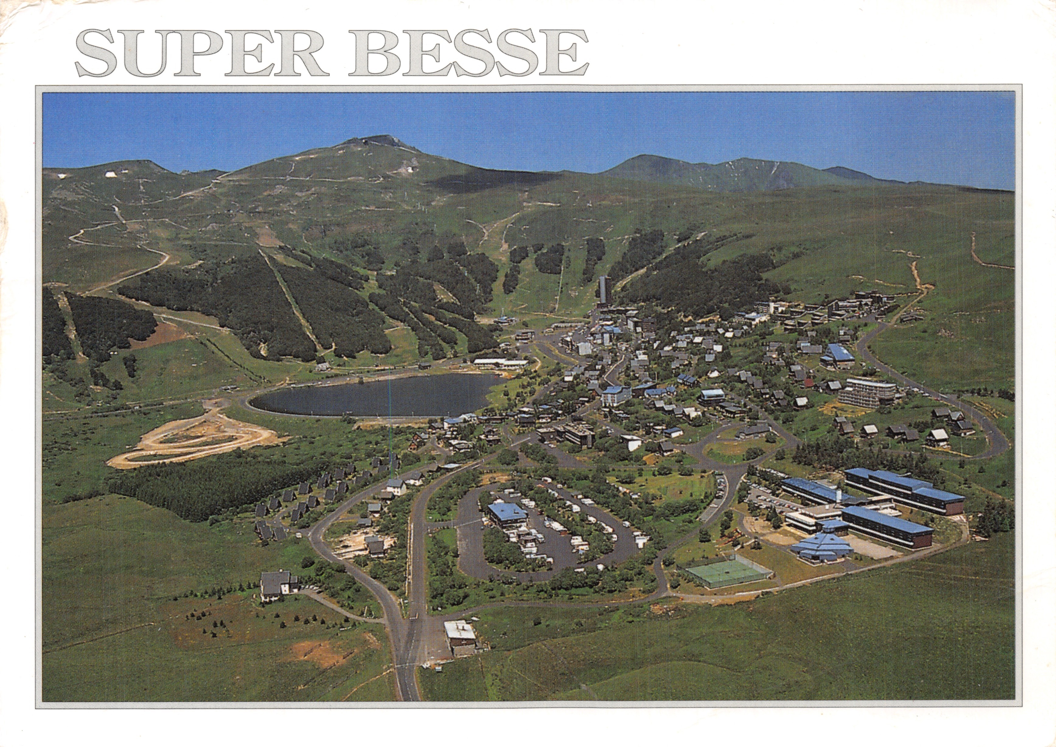 Super Besse — vista aérea de la estación y la cima de La Perdrix (alt. 1 830 m) — L'Auvergne Touristique