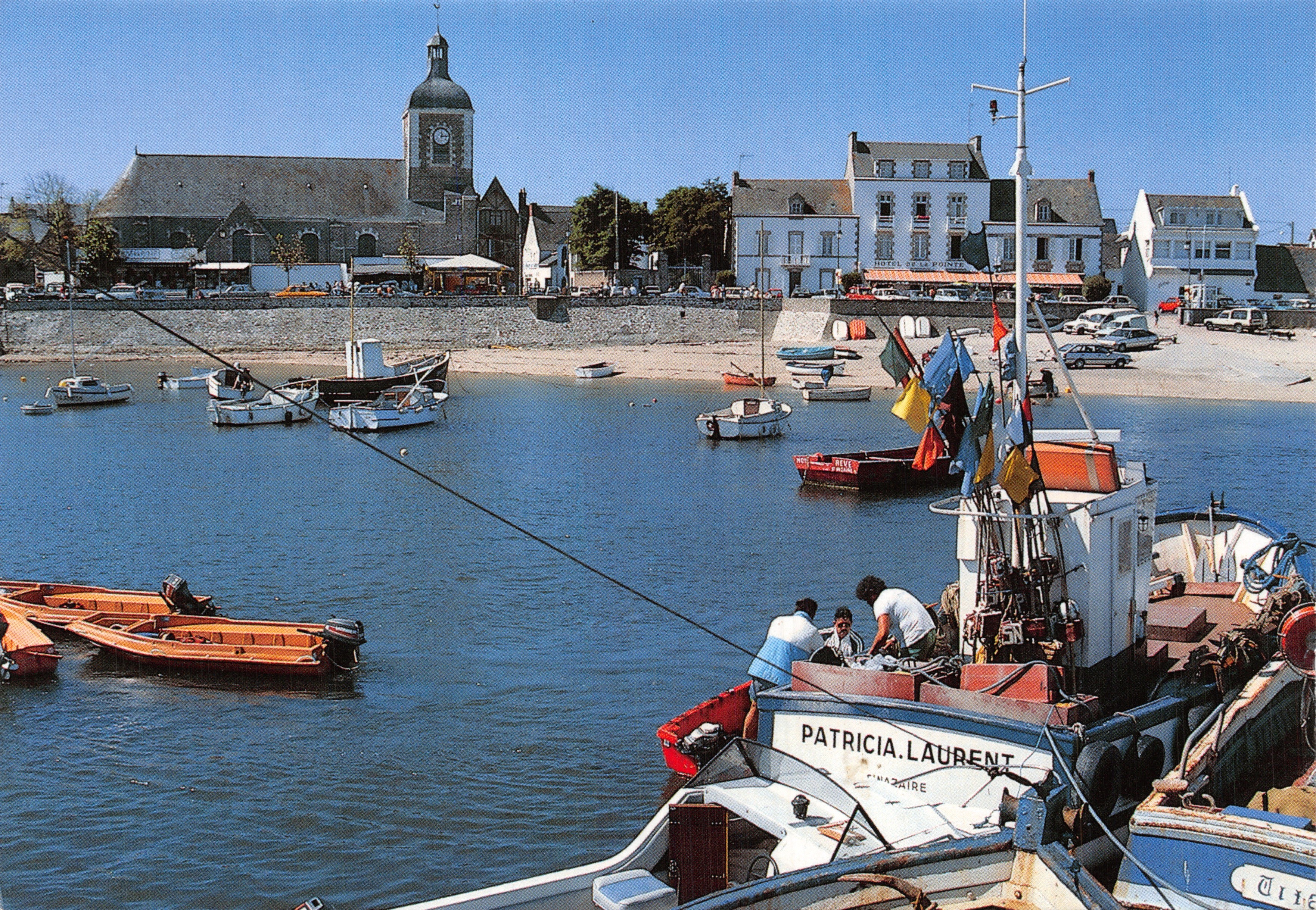 Piriac-sur-Mer — Vista del puerto de pesca con iglesia y barcos — Éditions Miegeville
