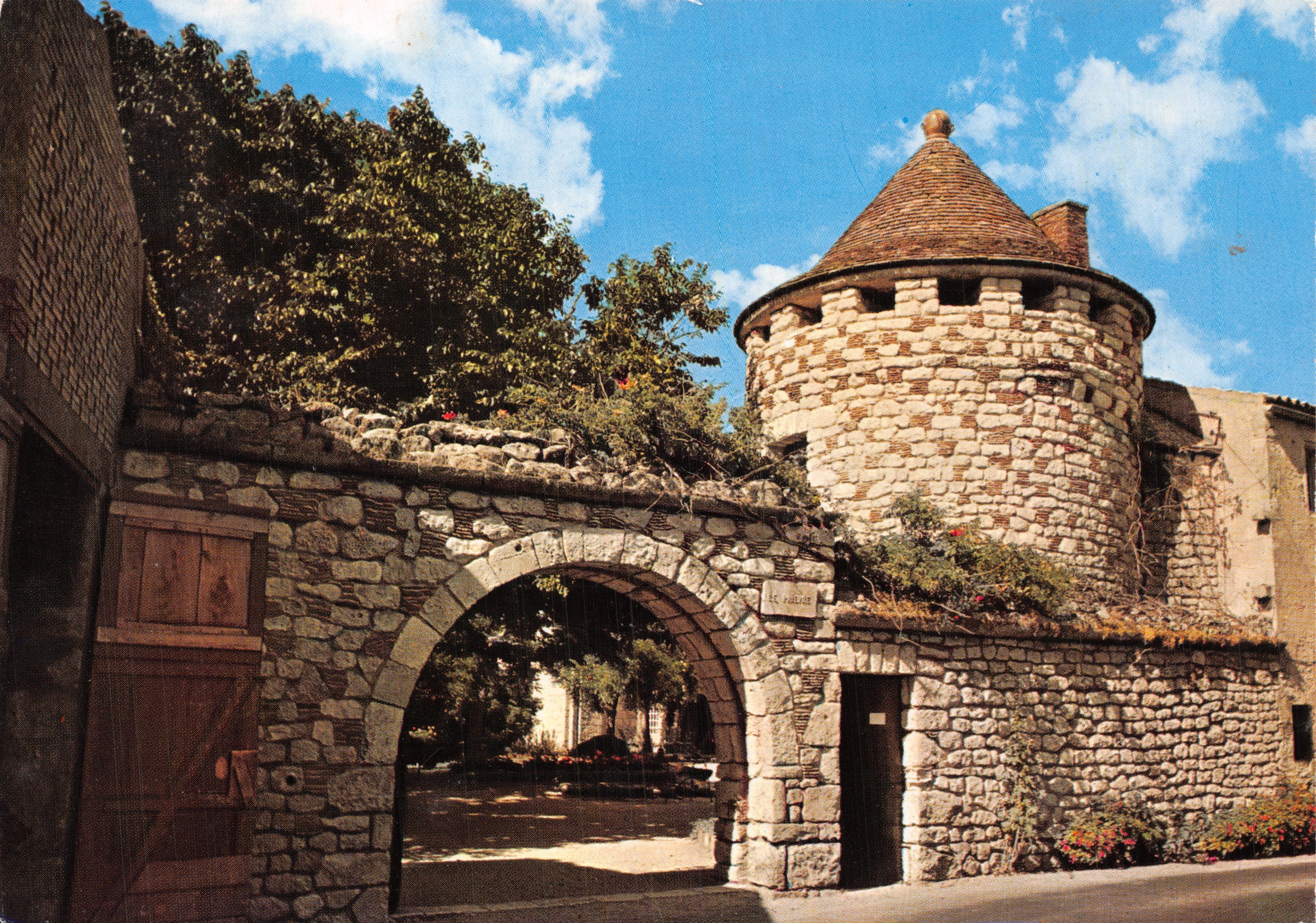 Portail et tour ronde de la Prieuré de la Perroche — Ile d'Oléron — éditeur ARTAUD Frères, Nantes, n° 268
