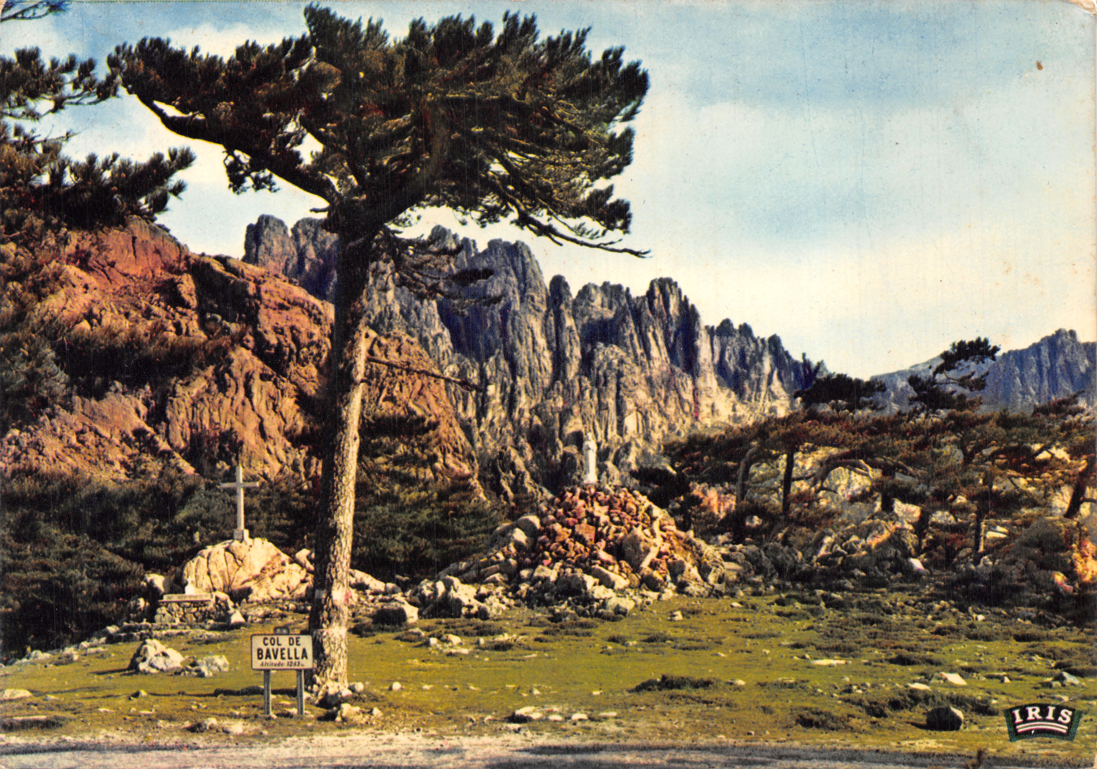 Paso de Bavella — paisaje montañoso con cruz y letrero — editor IRIS