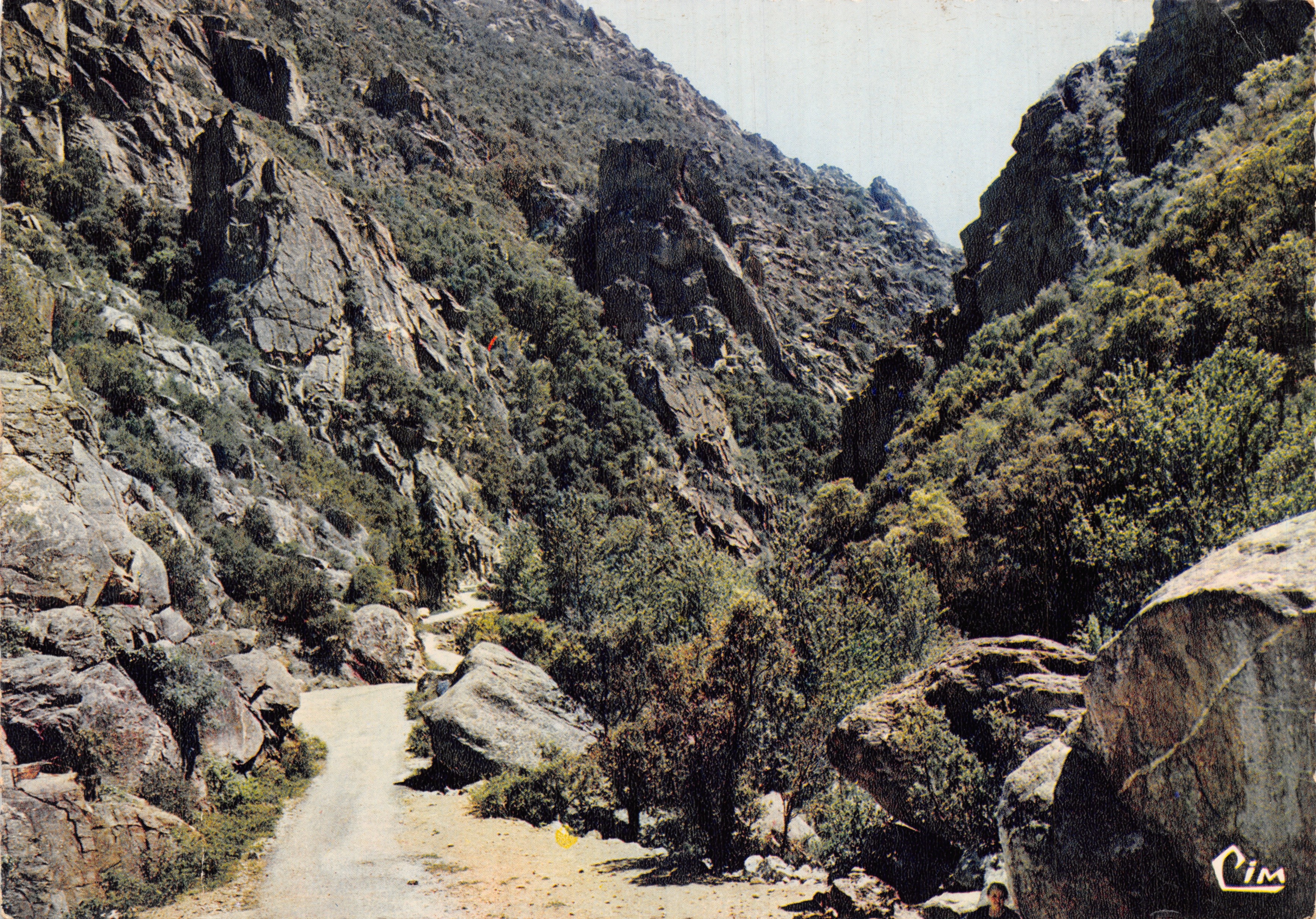 Las Gorges de Héric — paisaje montañoso con camino — editor Cim