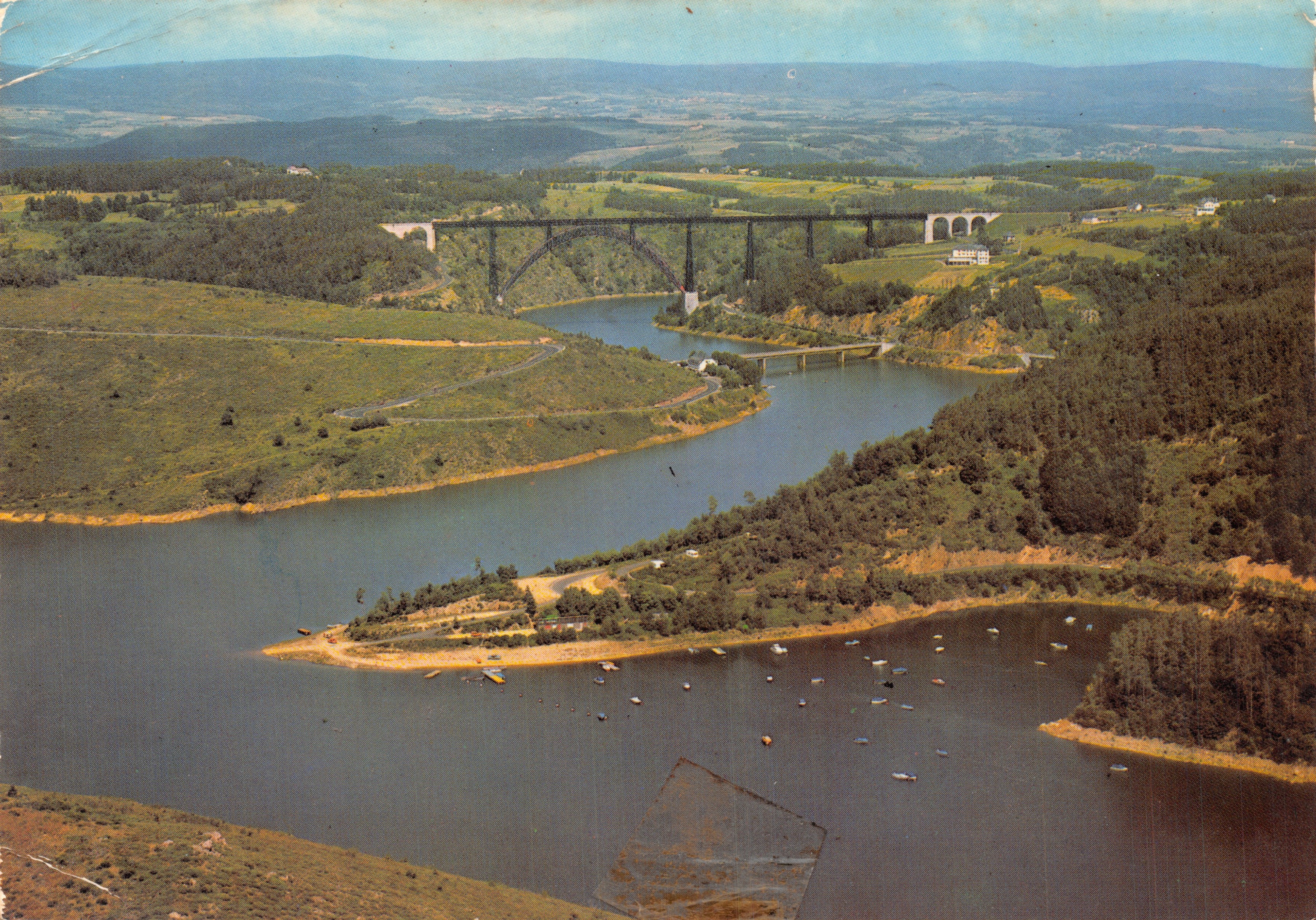 La Base Náutica en primer plano y los Meandros de la Truyère, en el paso del Viaducto — A. 8669 - GARABIT (Cantal) — editor: Les Éditions du Gabier
