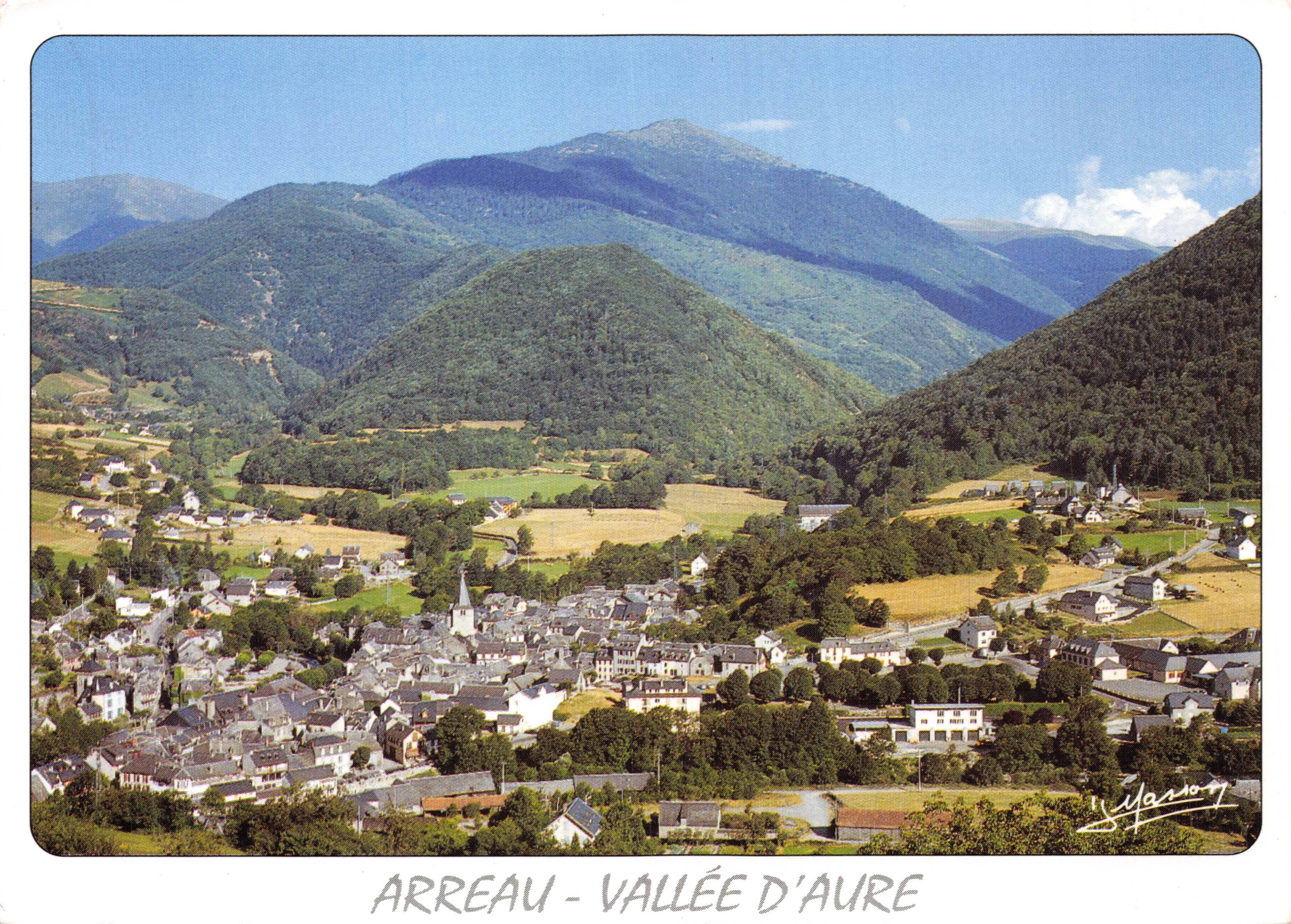 Arreau - Valle de Aure — vista panorámica del pueblo y las montañas, editor PHOTO-EDITIONS JEAN MASSON, n° 0596