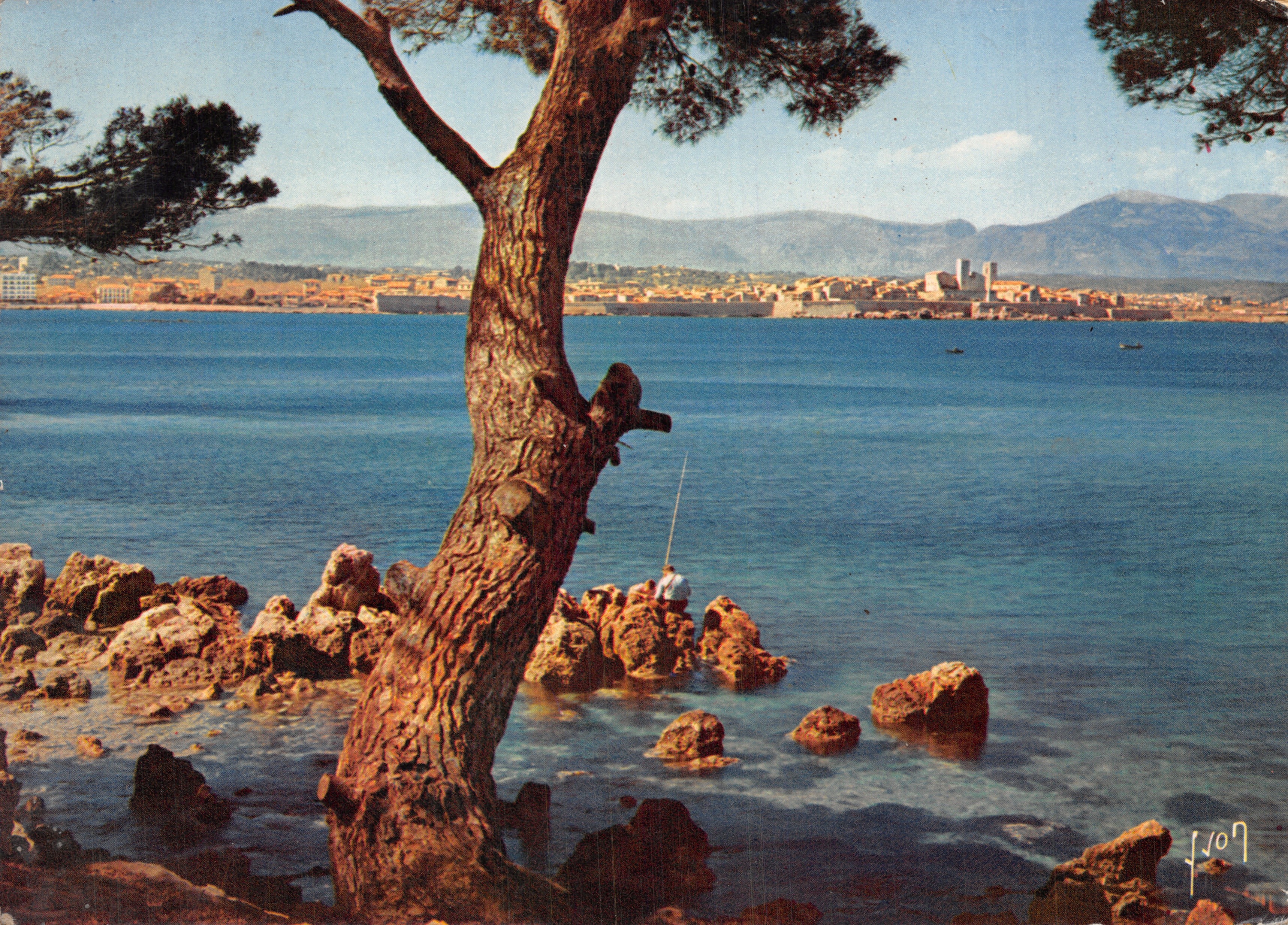 Cap d'Antibes — vista de la Côte d'Azur desde las rocas — Éditions d'art Yvon, n° 107