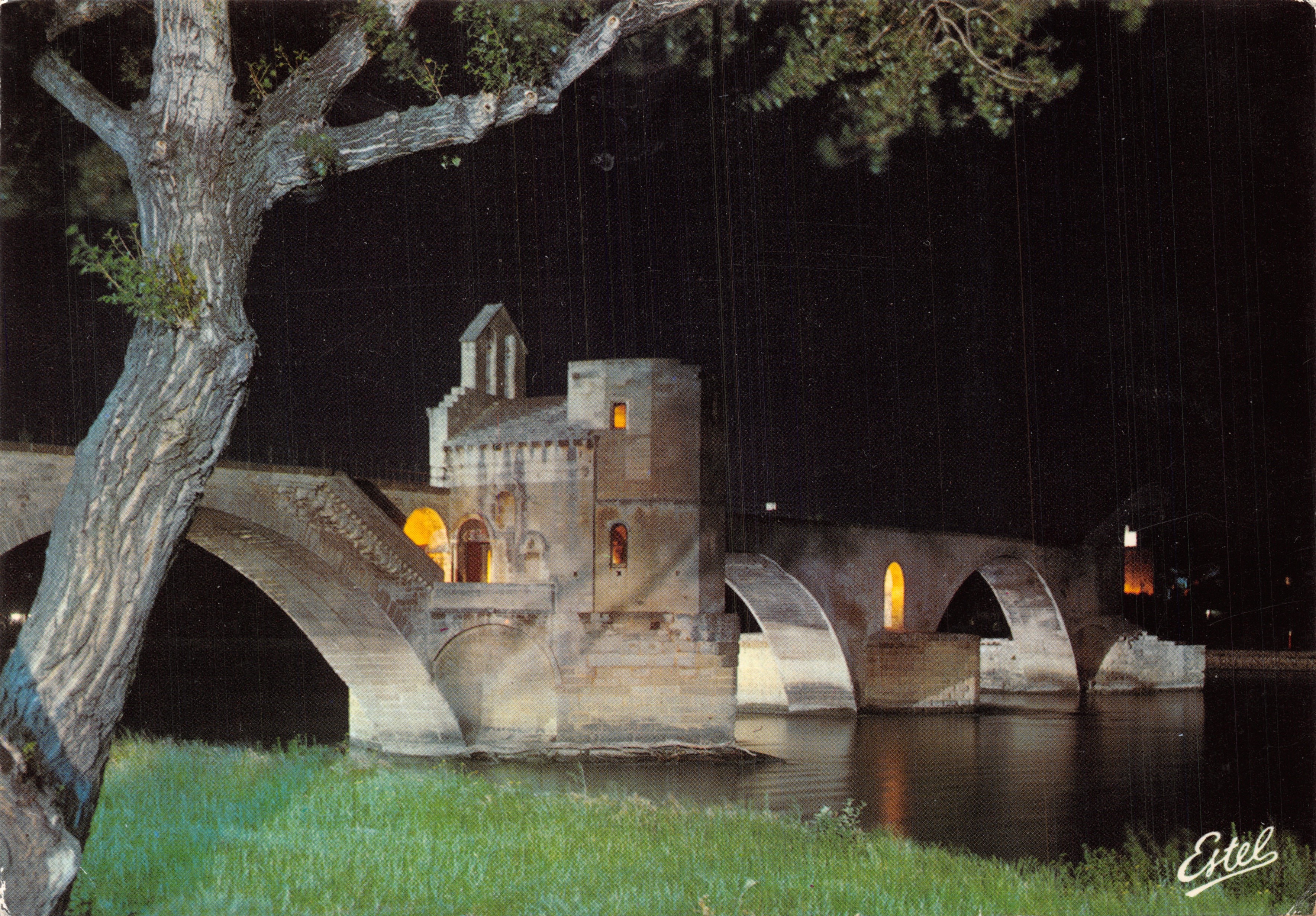 Avignon (Vaucluse) — Il ponte Saint-Bénézet e la cappella Saint-Nicolas illuminati — Editore ETEL