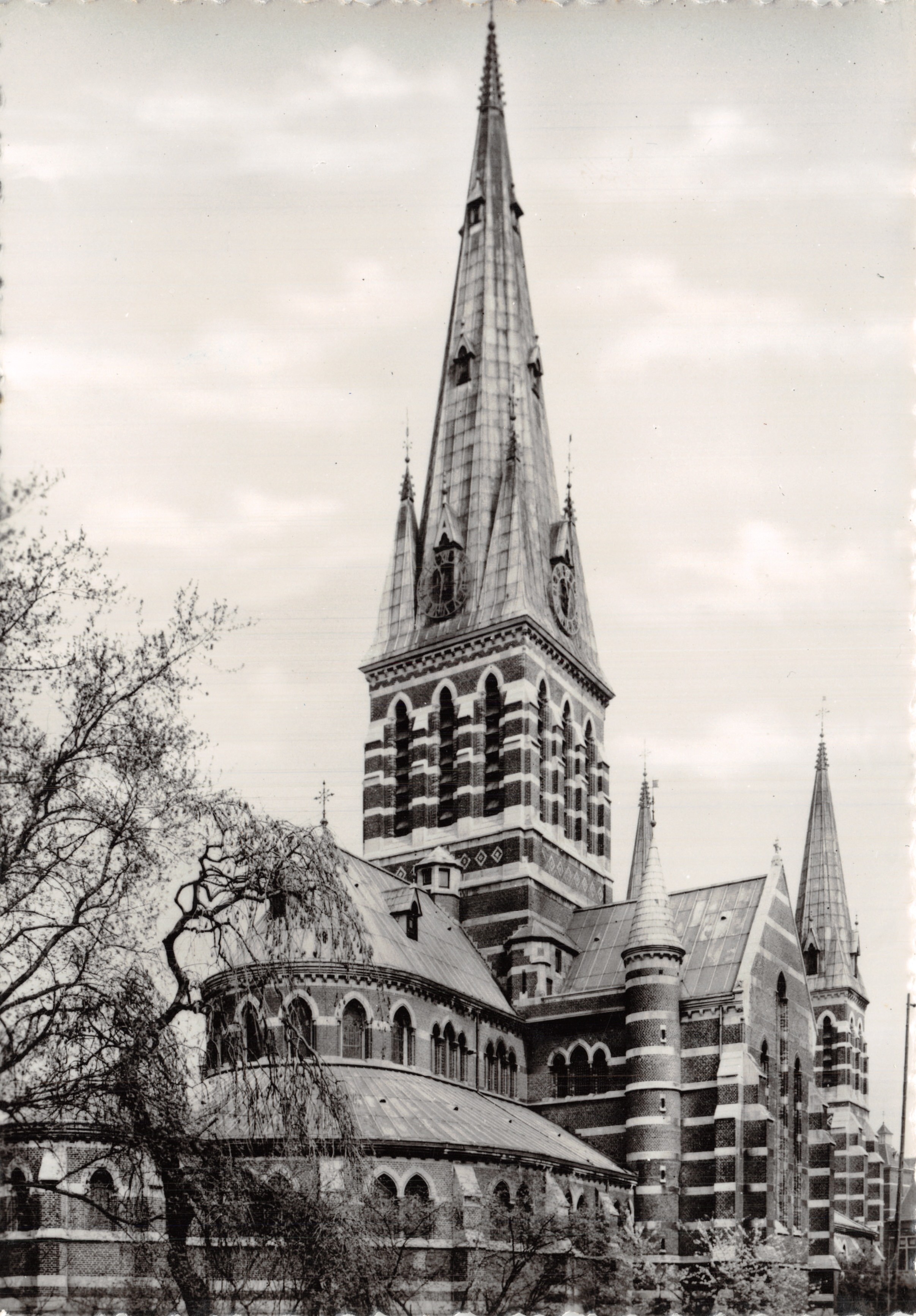 Chiesa di San Pietro e San Paolo — vista dell'abside — edizione Châtelet, stampata in Belgio