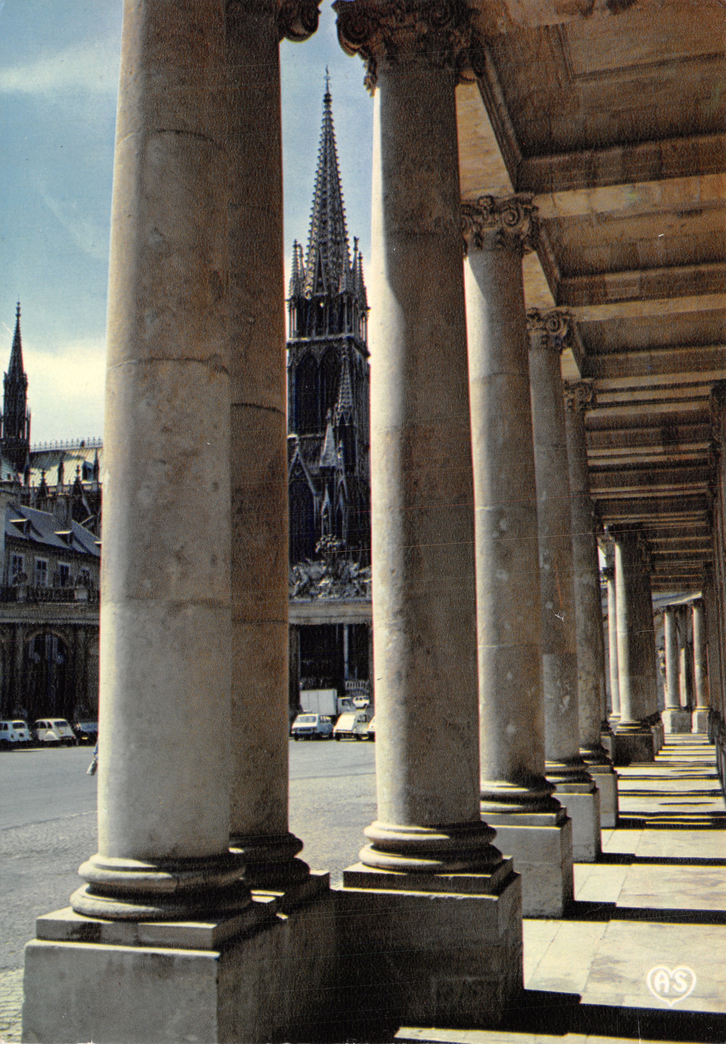 Place de la Cathédrale — vue entre colonnes — Éditions AS de Dole