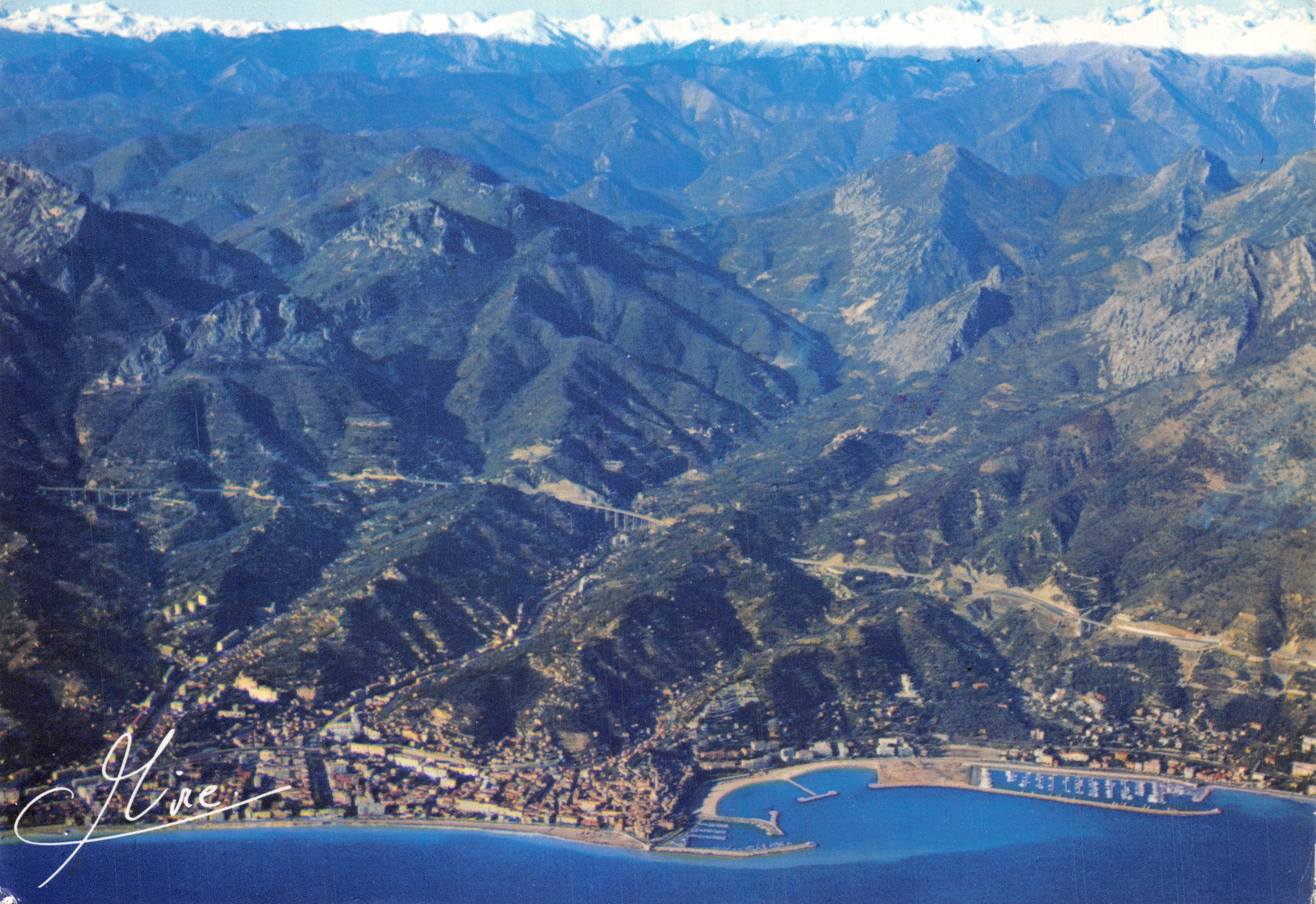 Menton — luchtfoto van de haven en de bergen — Éditions M.I.R.E. Menton