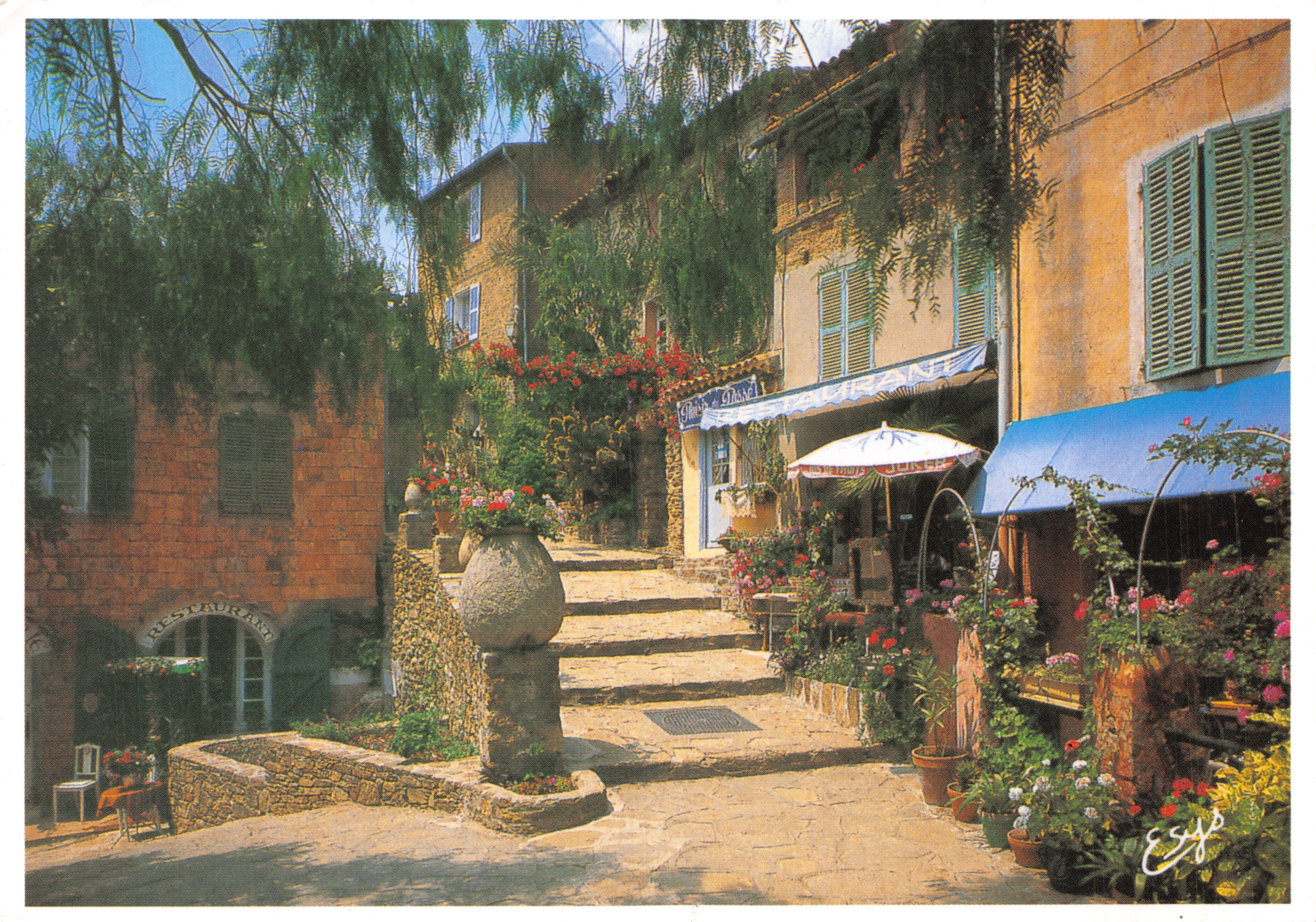 Châteauneuf-Var — calle pintoresca con restaurante — Sté PEC - Marseille