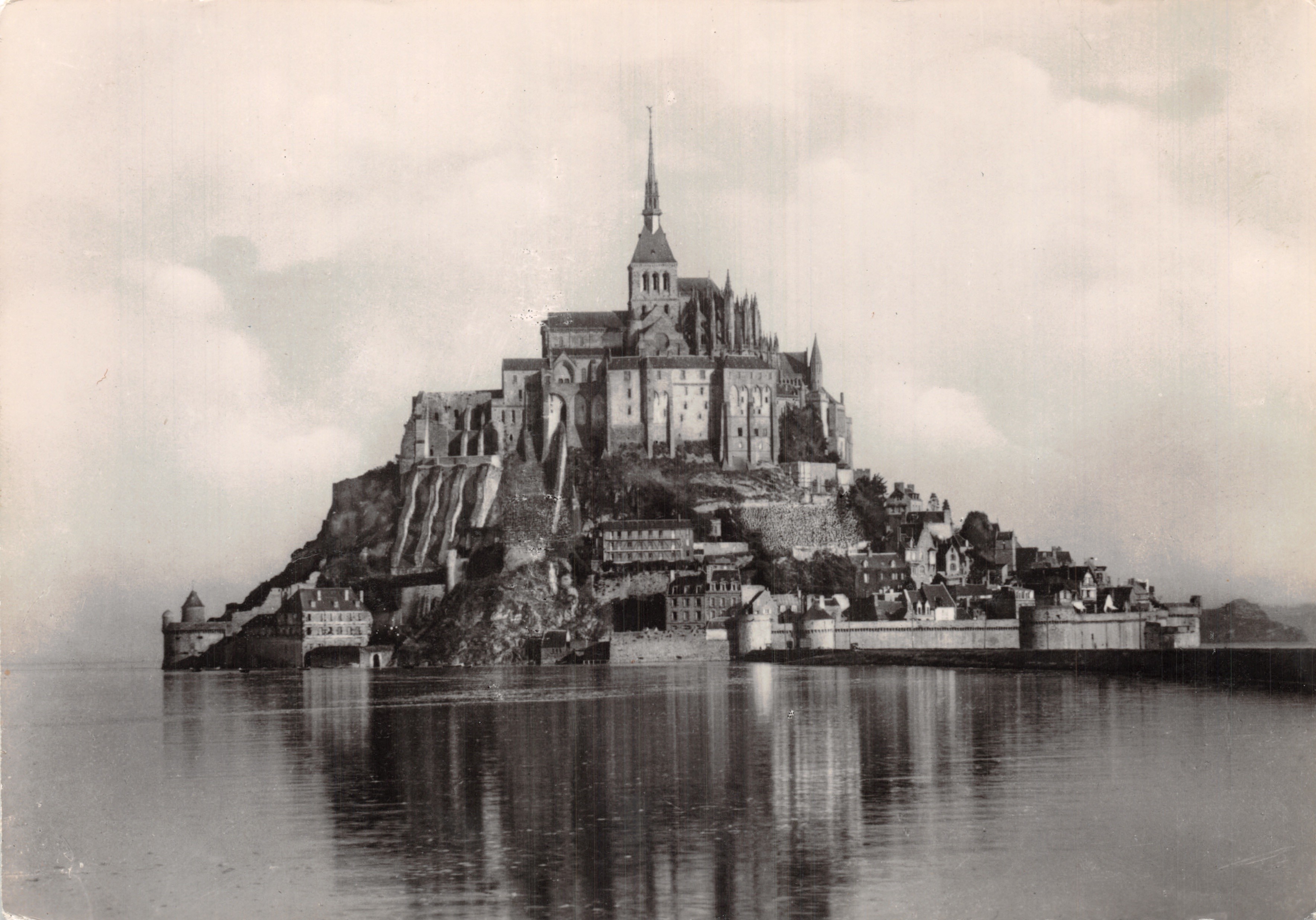 Mont-Saint-Michel — vista general, cara sur durante marea alta — editor Serv. Commercial Monuments Historiques, París