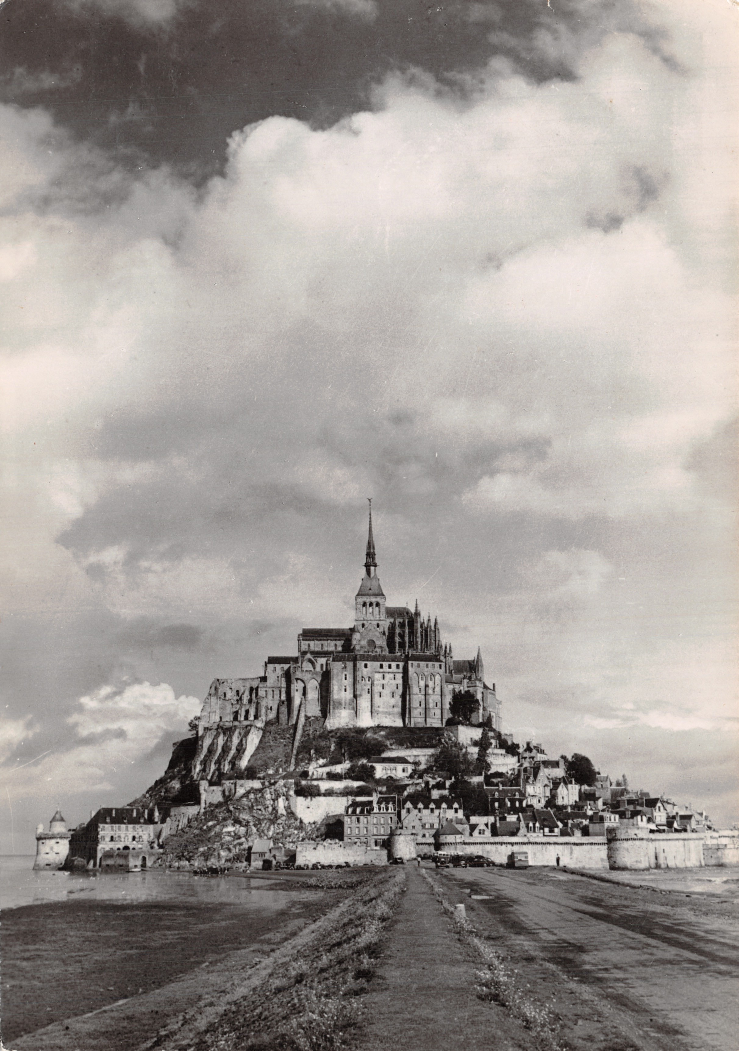 Mont-Saint-Michel — vista de la cara sur con abadía y ciudad — Service Commercial Monuments Historiques