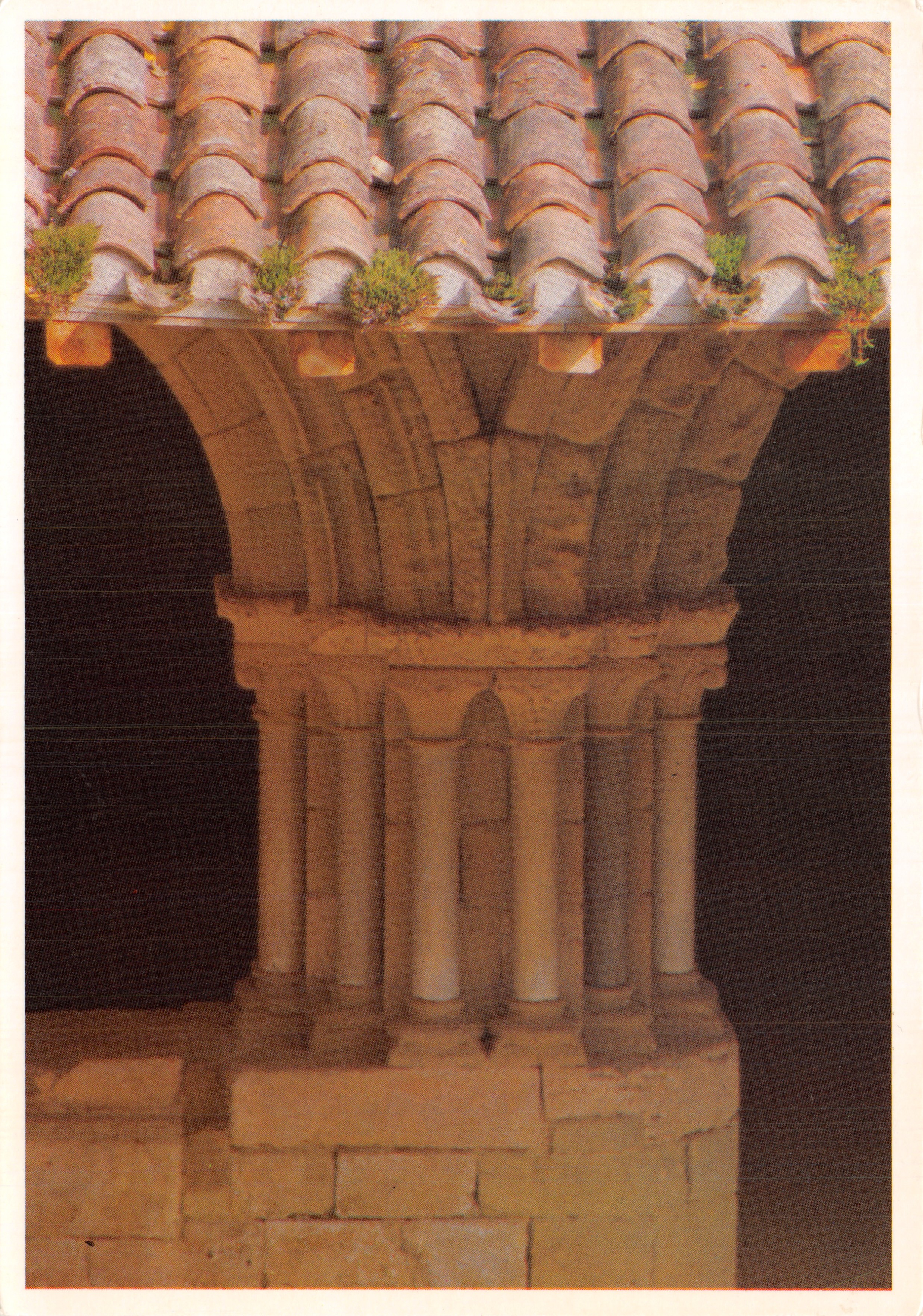 Abadía de Flaran — Fachada de la sala de Capítulo con columnas de mármol antiguo — C.D.T.L. del Gers, BP 69 Auch