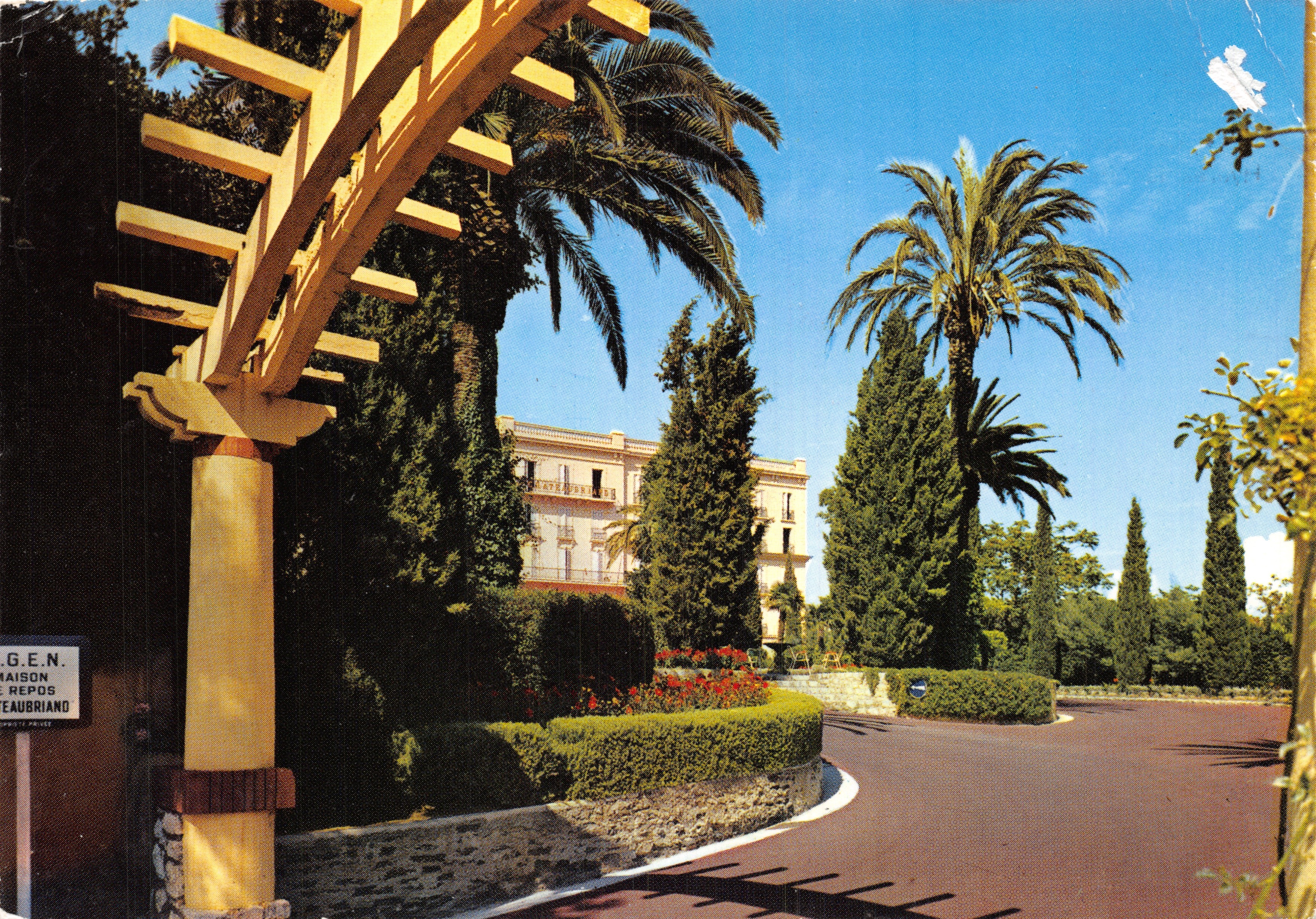 Casa Châteaubriand — Centro médico en Hyères les Palmiers — editor Impérimé en Italia