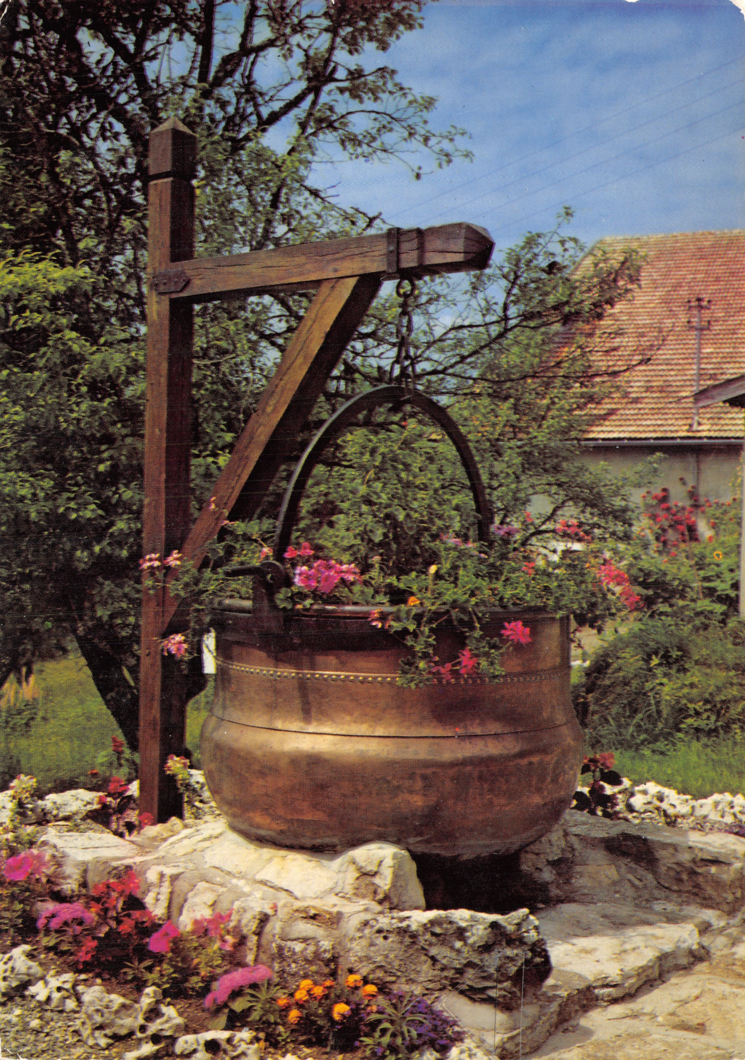 Caldero decorado con flores — fuente decorativa de cobre — Ediciones CELLARD, 69500 Bron