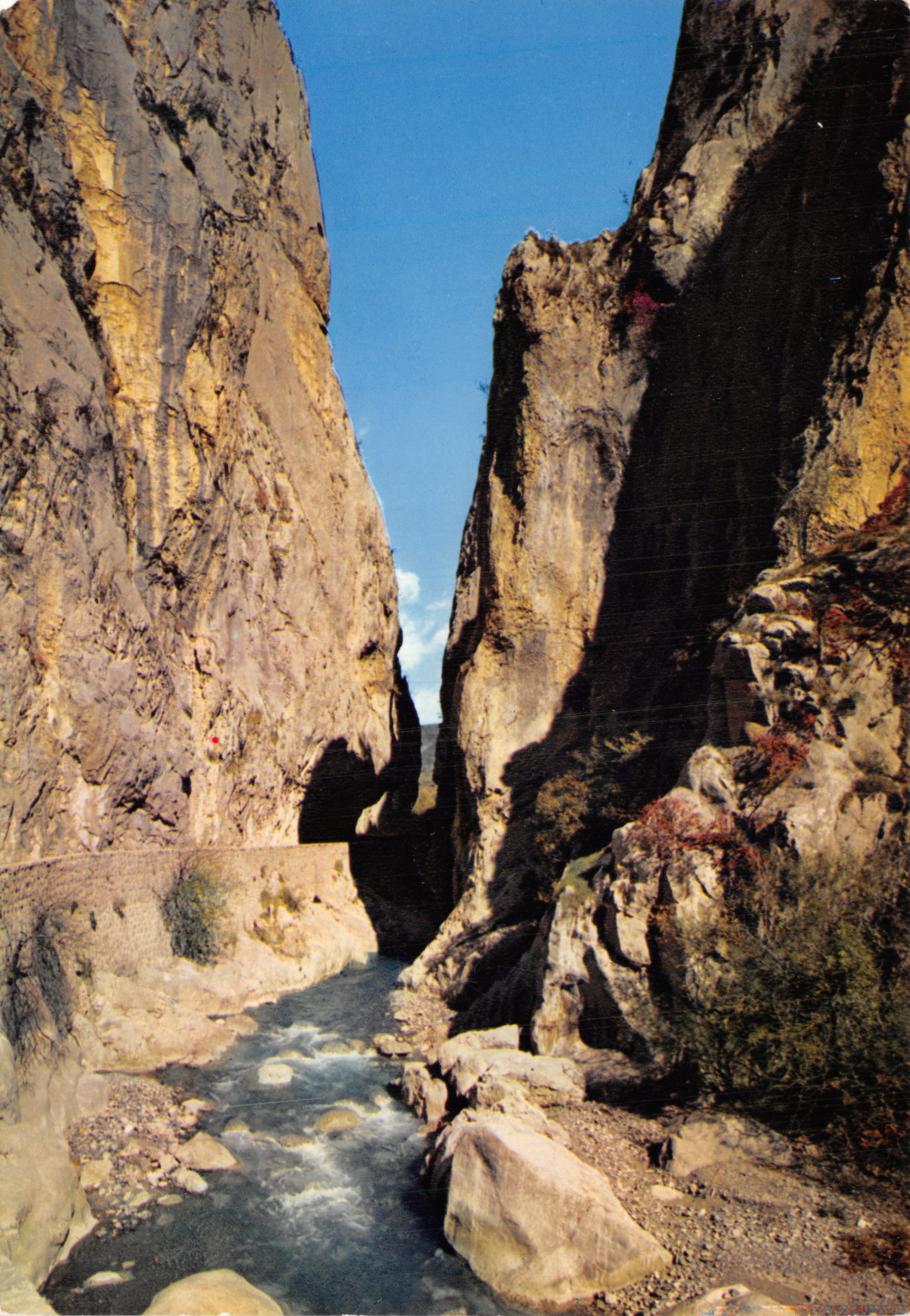 Gorges du Verdon — vista del canyon con un ponte in pietra — Les Editions "MAR"