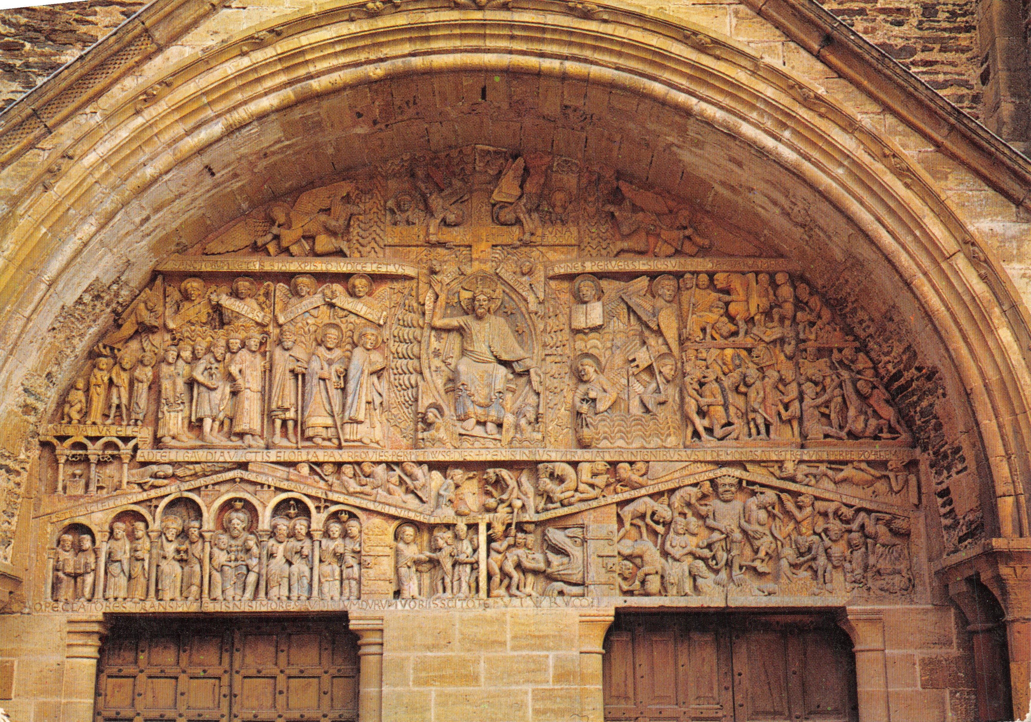 Conques (Aveyron) — Portal de la iglesia de Sainte-Foy — Cliché Michel Hervé, edición L'Atelier du Regard, Orsay