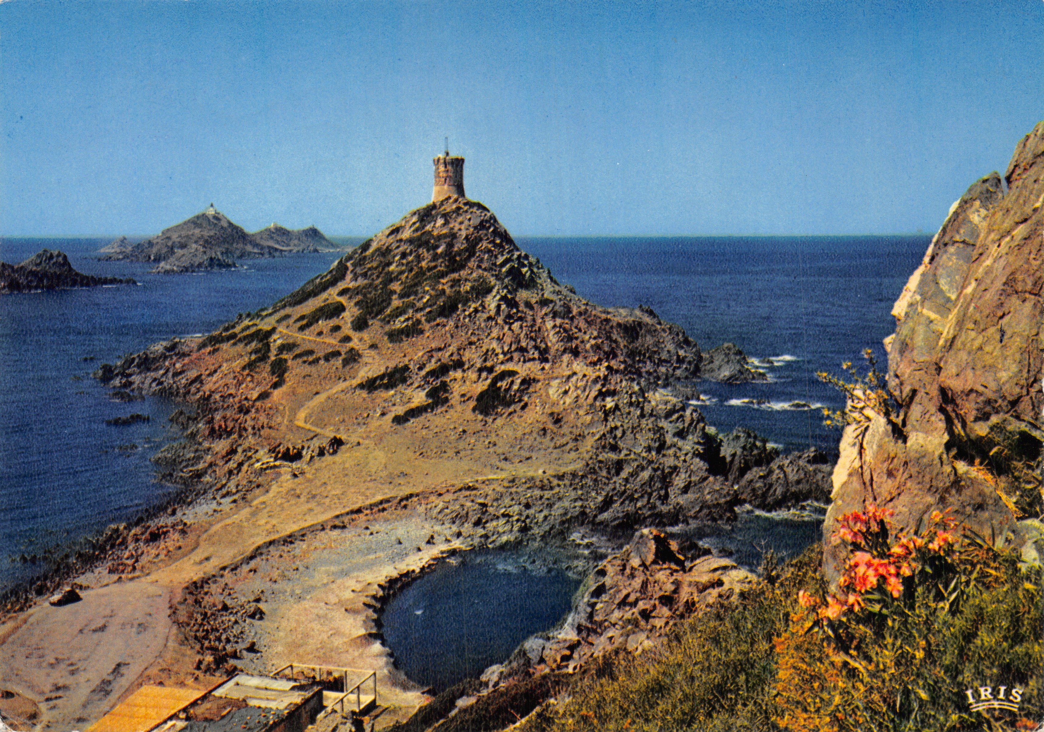 Las Sanguinaires — islas rocosas con torre de vigilancia — editor IRIS