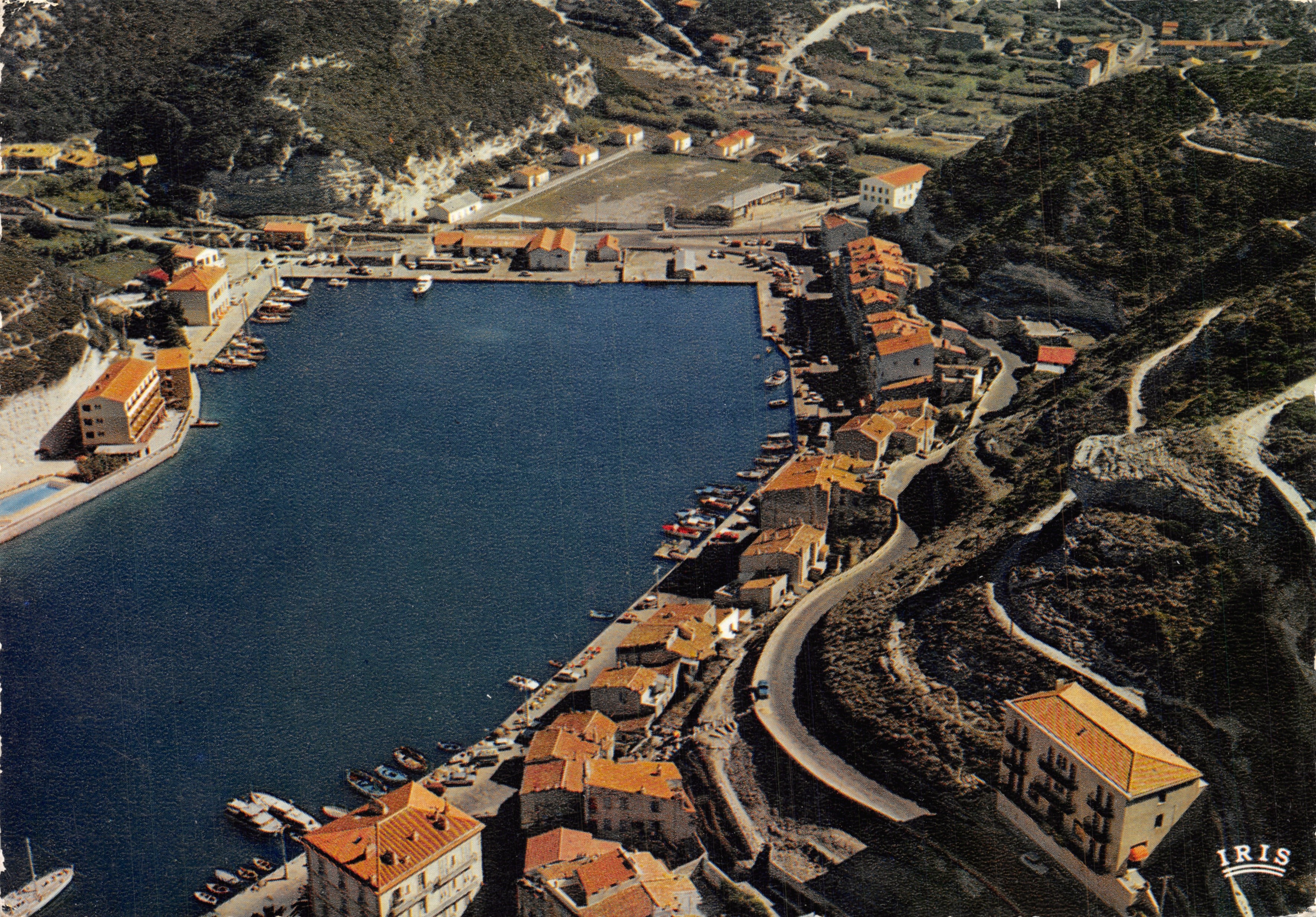 La Marina di Bonifacio — vista aerea del porto e delle case in pendenza — editore IRIS