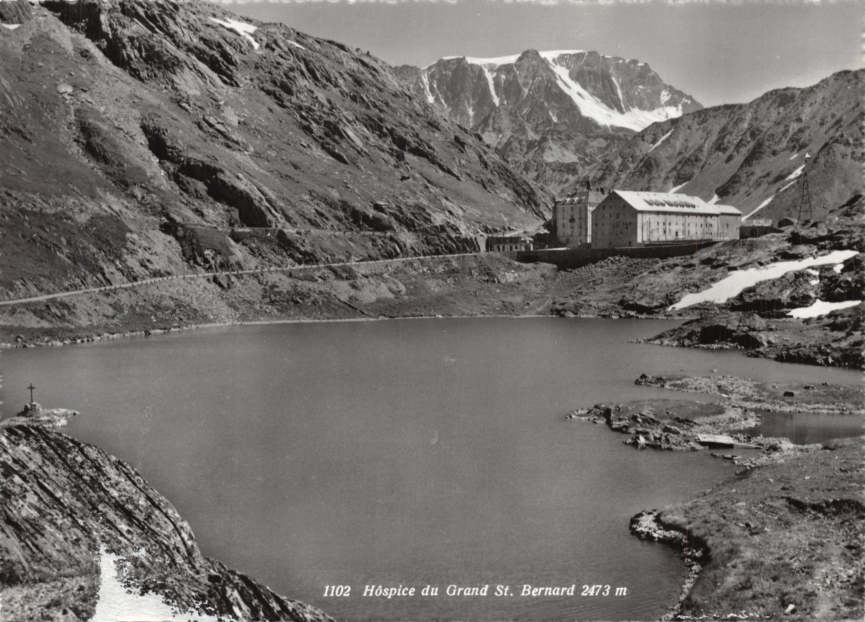 Santuario del Gran San Bernardo — vista del lago y del edificio a 2473 m — editor MAISON LOUIS JORIS