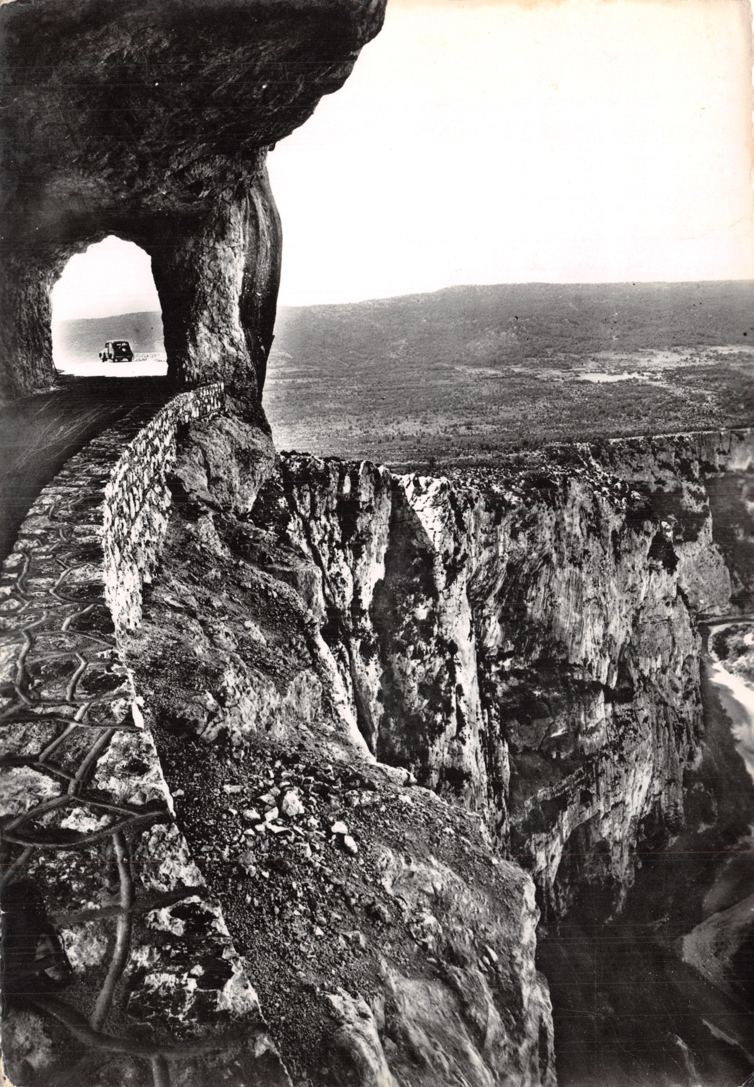 Los túneles del Grand Canyon du Verdon — vista desde un túnel rocoso con un paisaje cañonero en el fondo — Éditions Artistiques A.D.I.A. - NICE