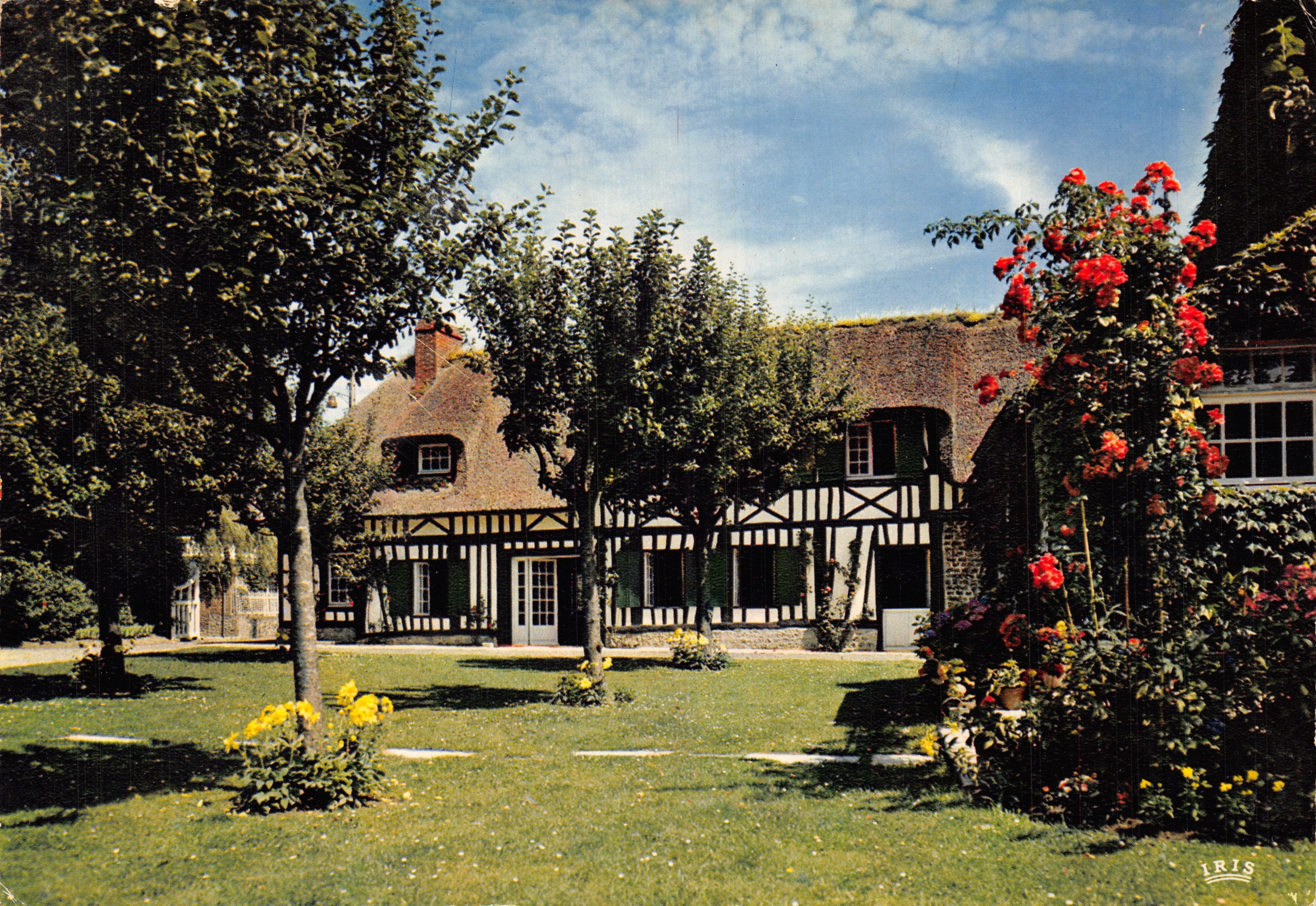 Normandisch herenhuis — houten huis met bloeiende tuin — Edities 'La Cigogne' (Seine-Maritime)