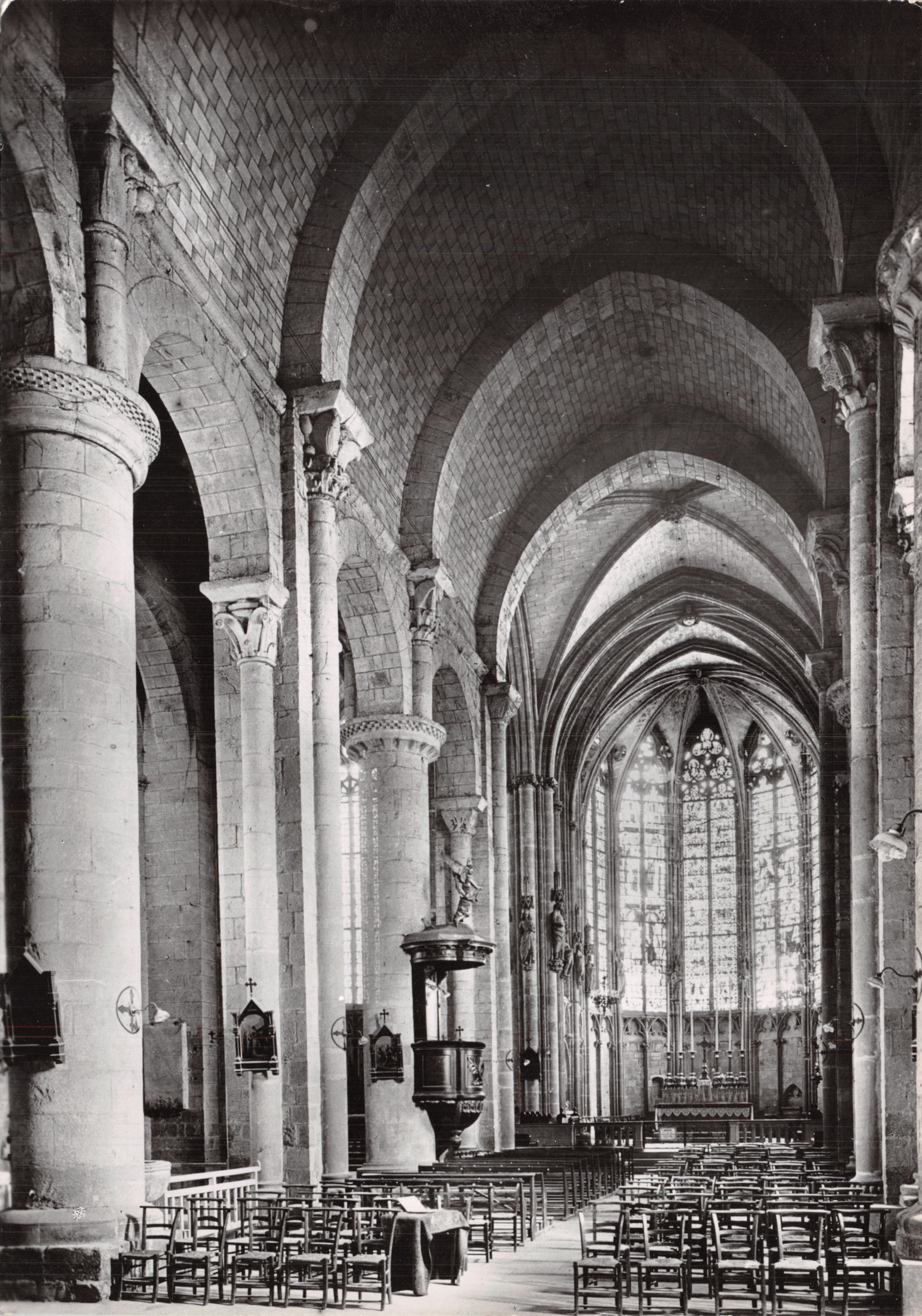 Carcassonne (Aude) — Chiesa di Saint-Nazaire, navata romanica (inizio XII-XIV secolo) — Service Commercial Monuments Historiques - Grand Palais, Paris
