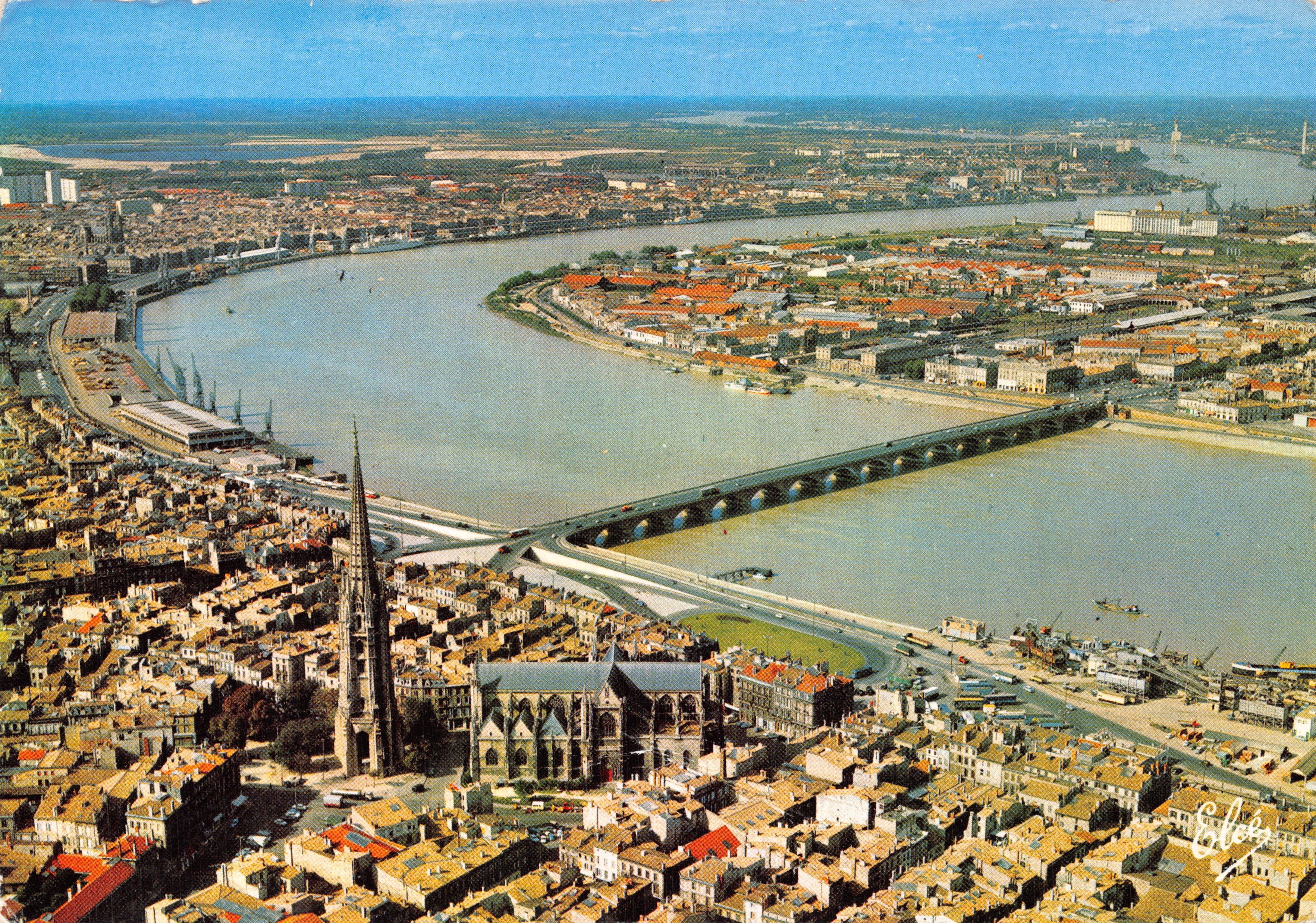 Bordeaux — vista aérea con el puente Pierre y la aguja de la iglesia Saint-Michel — Editor Angoulême, N° 3461 A
