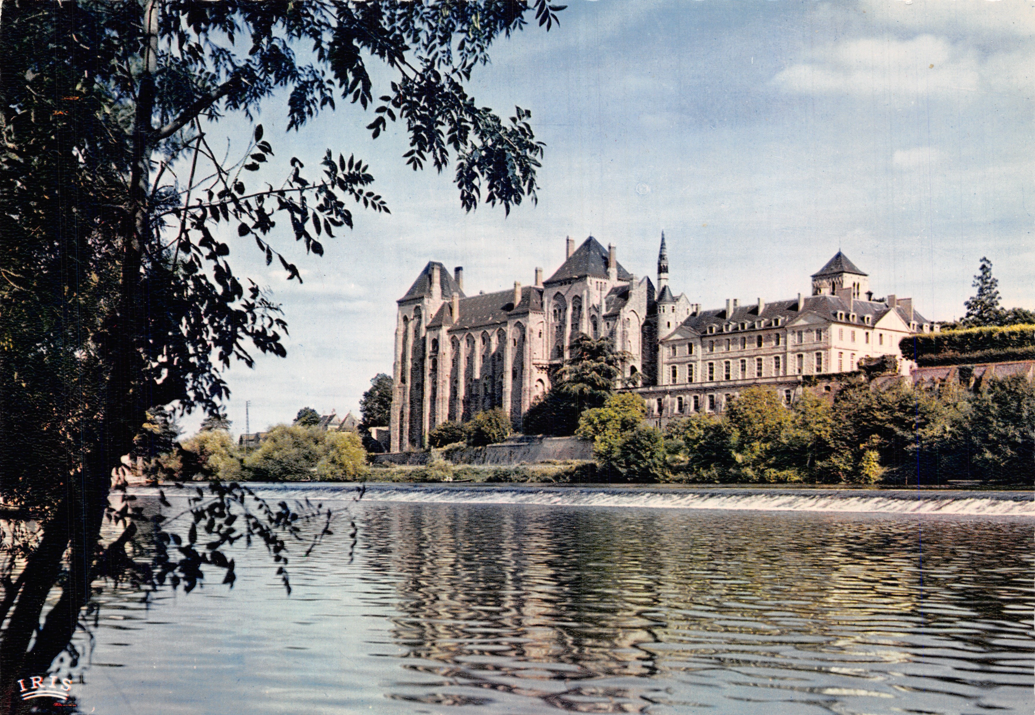 La Abadía de San Pedro — vista desde el río — edición de la Abadía de SOLESMES (Sarthe), n.º 26 A