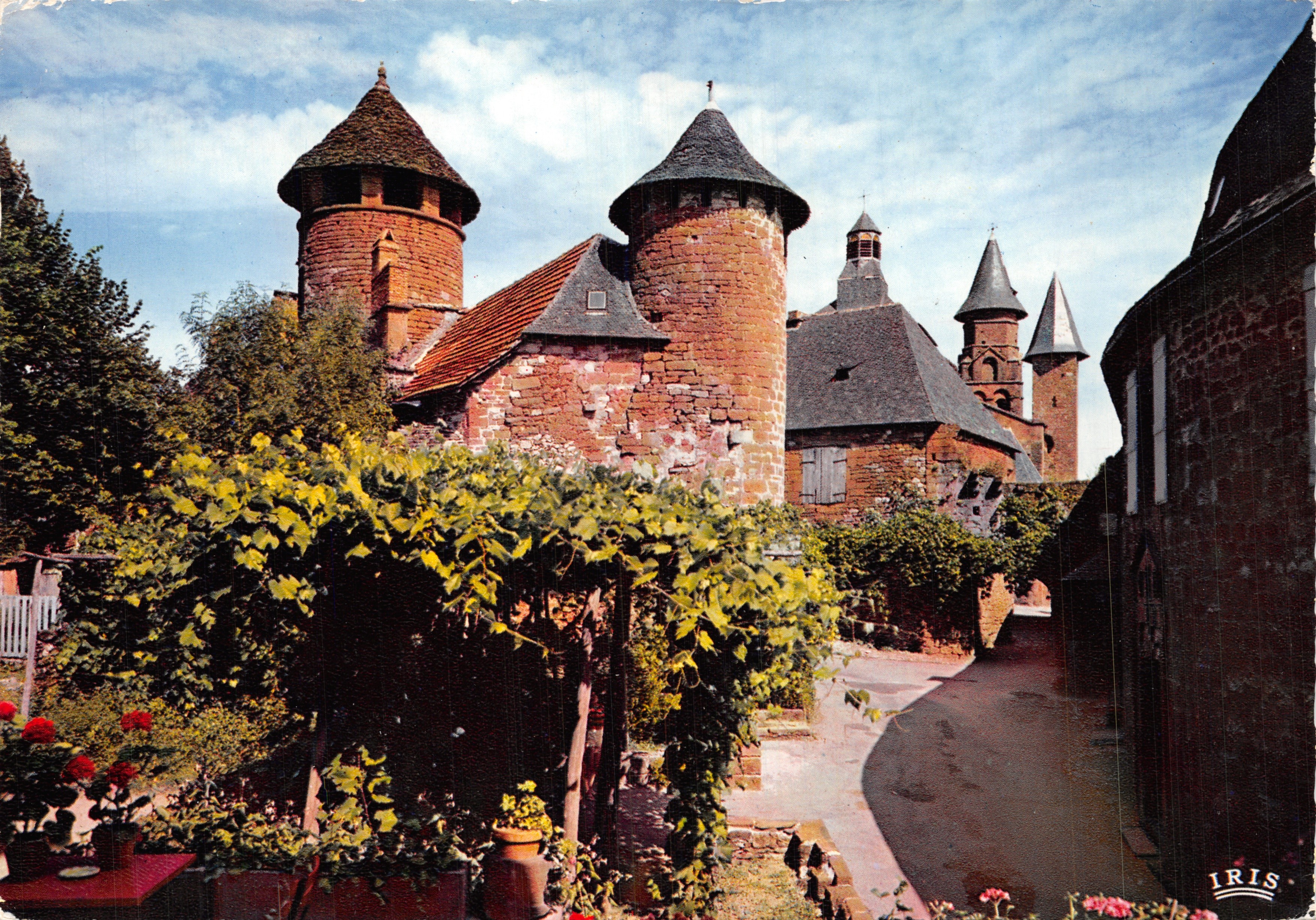 Collonges-la-Rouge — La Puerta Plana y el Hotel de Friac — Ediciones IRIS