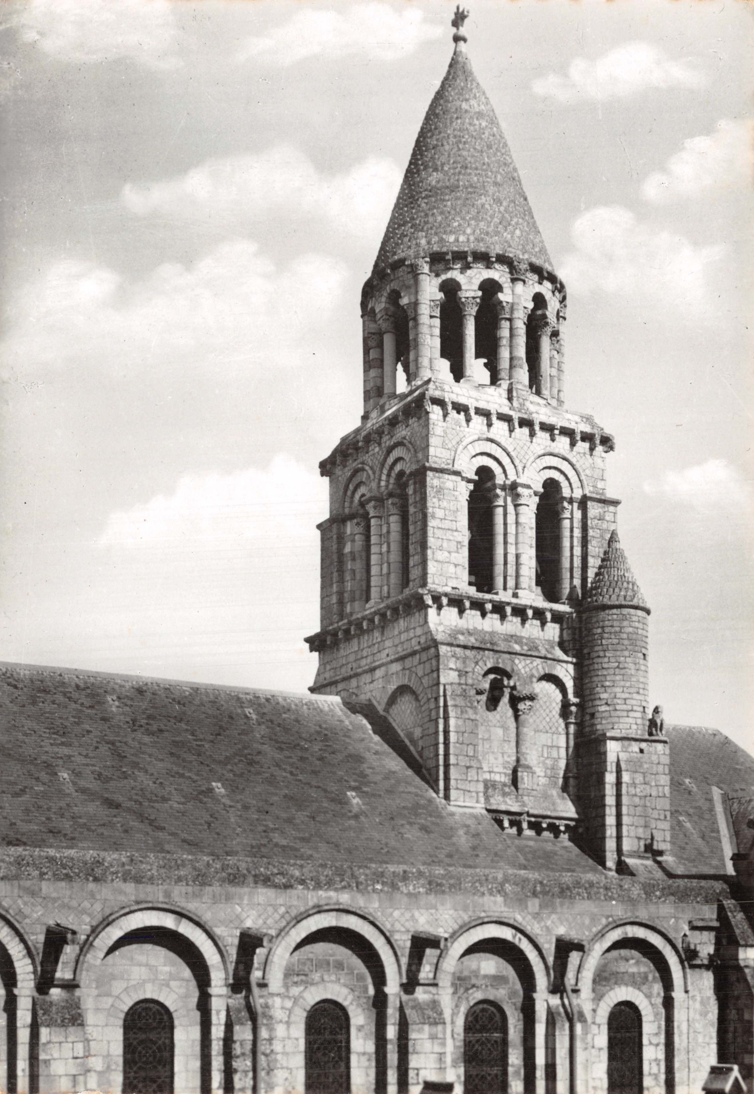 Poitiers — Klokkenstoel van Notre-Dame la Grande — Uitgever Combier