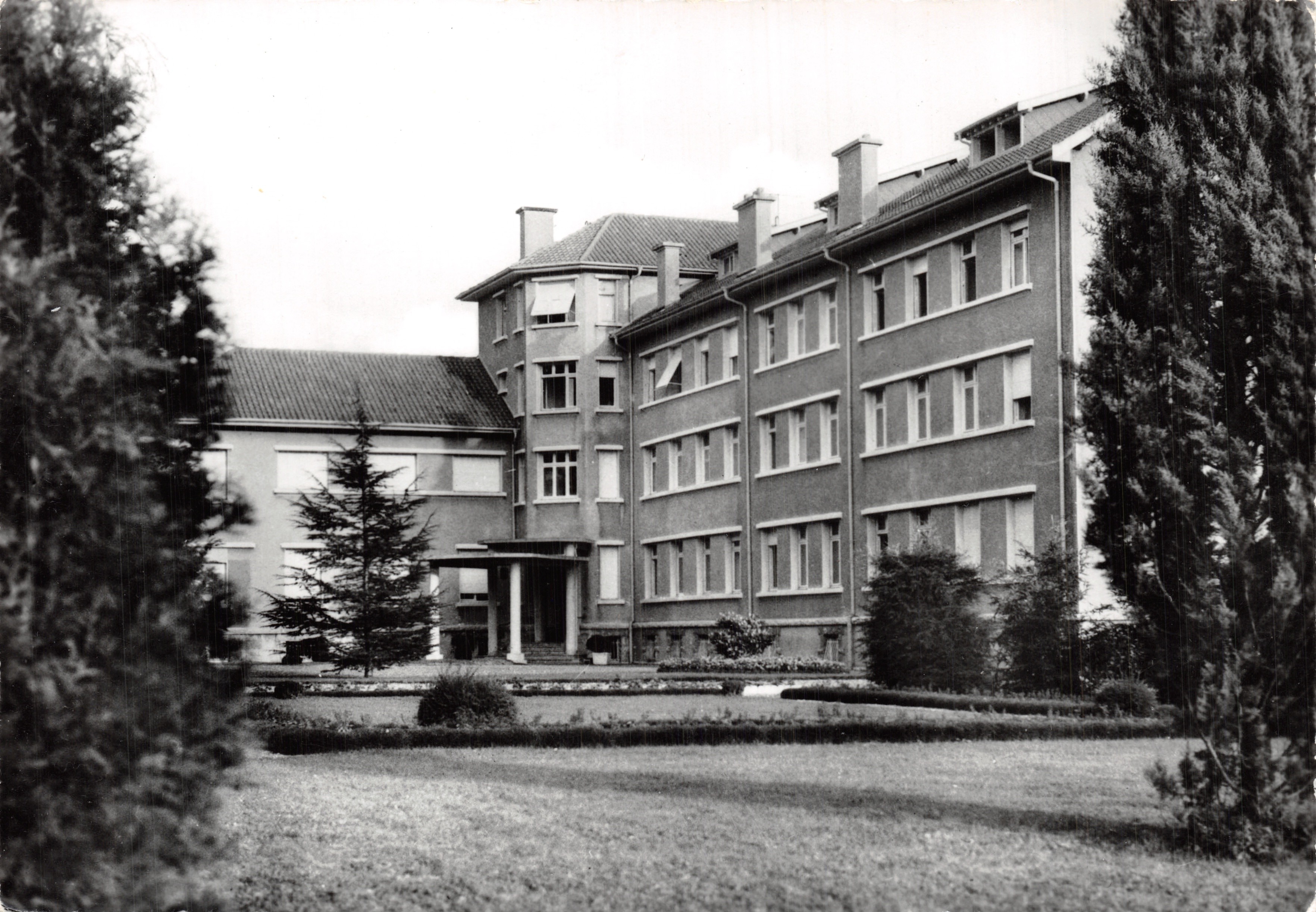 Sanatorium "MARIA CONSOLATA" — multi-storey building with garden — publisher J. LE MARIGNY (Var)