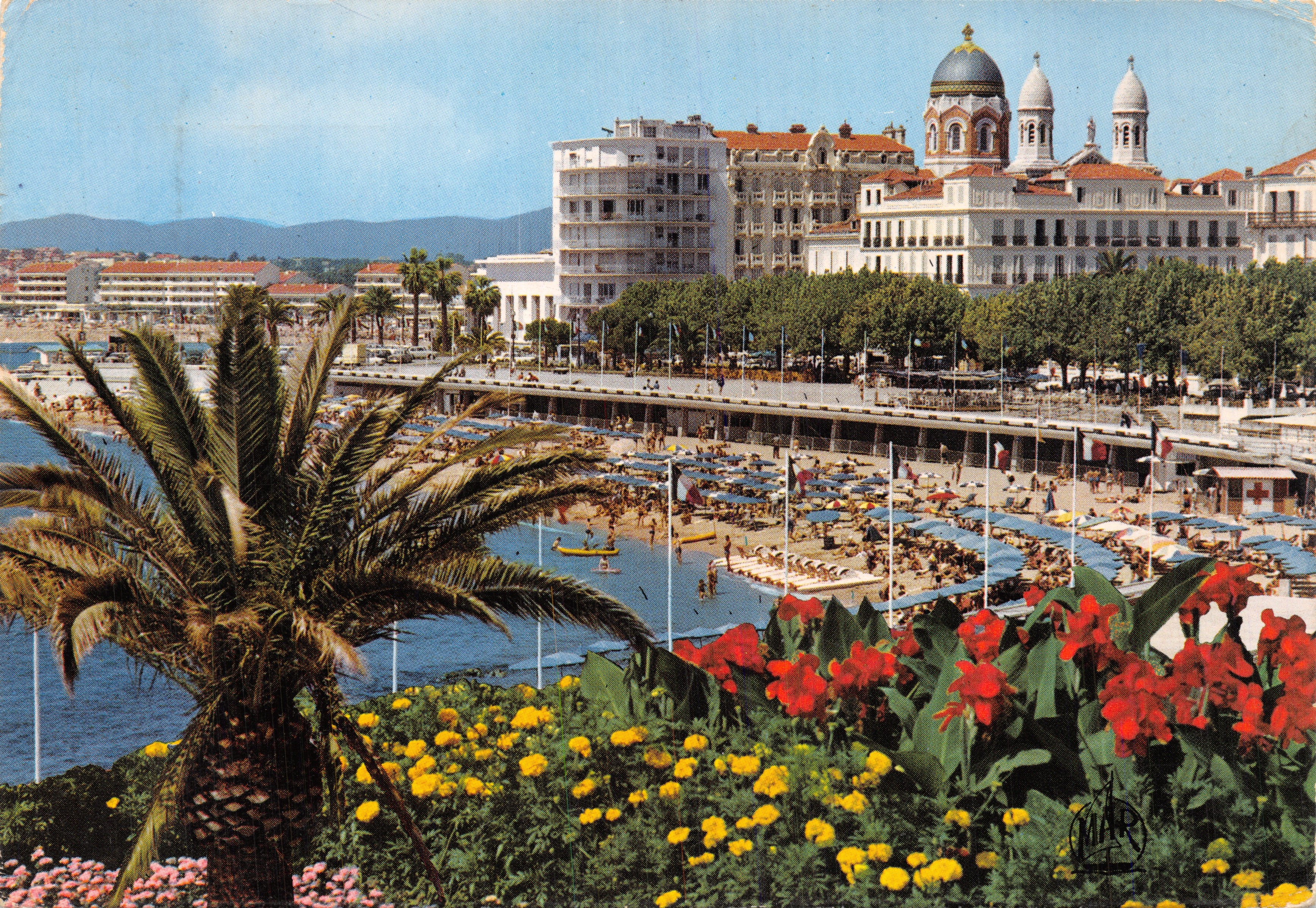 Cannes — vue de la plage et de la basilique — Éditions MAR, n°886