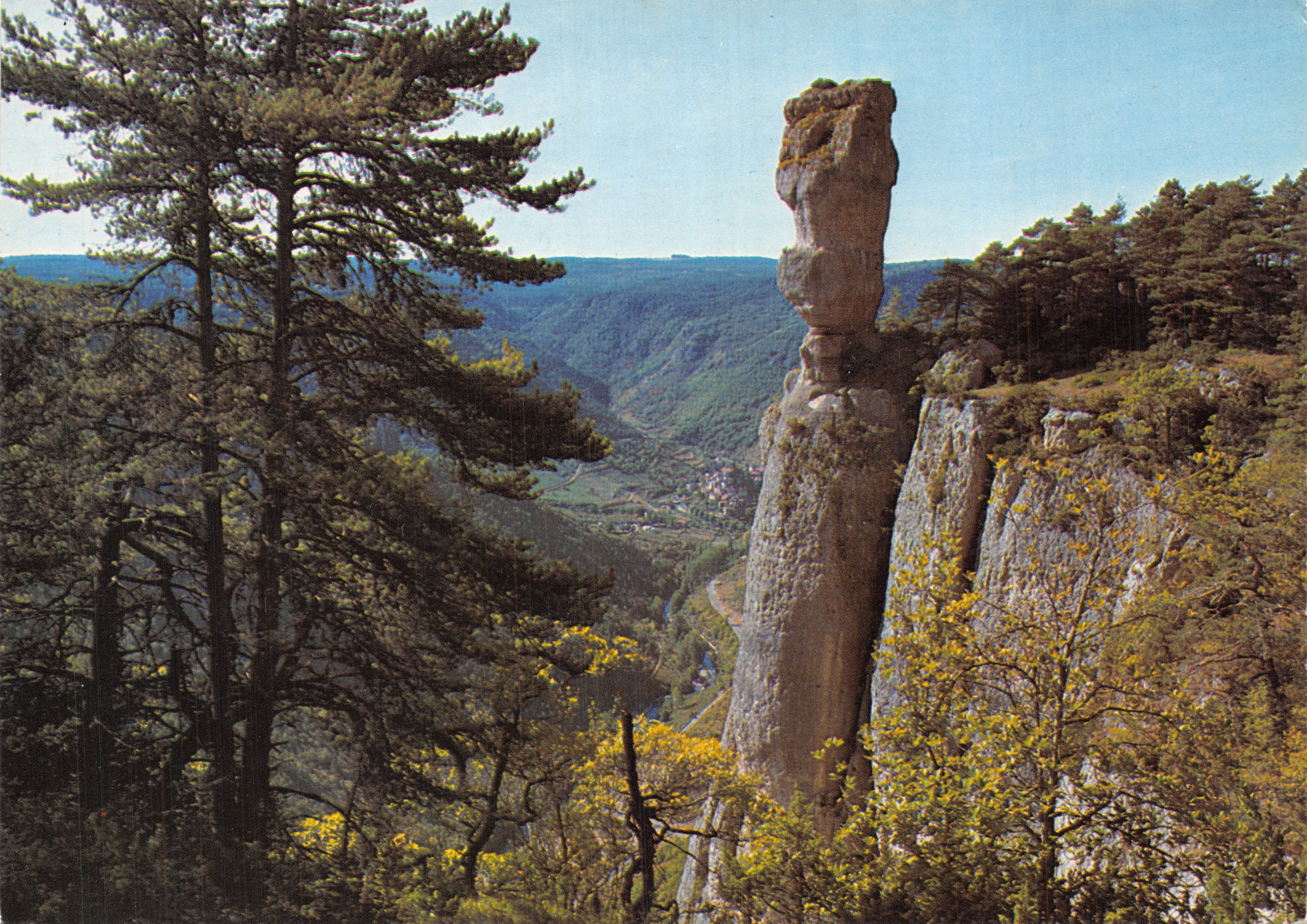 Gorges de la Jonte — El Vase de Sèvres dominando las Gorges, con el pueblo de Peyreleau en primer plano — editor S.A. Cartes Postales APA-POUX, ALBI