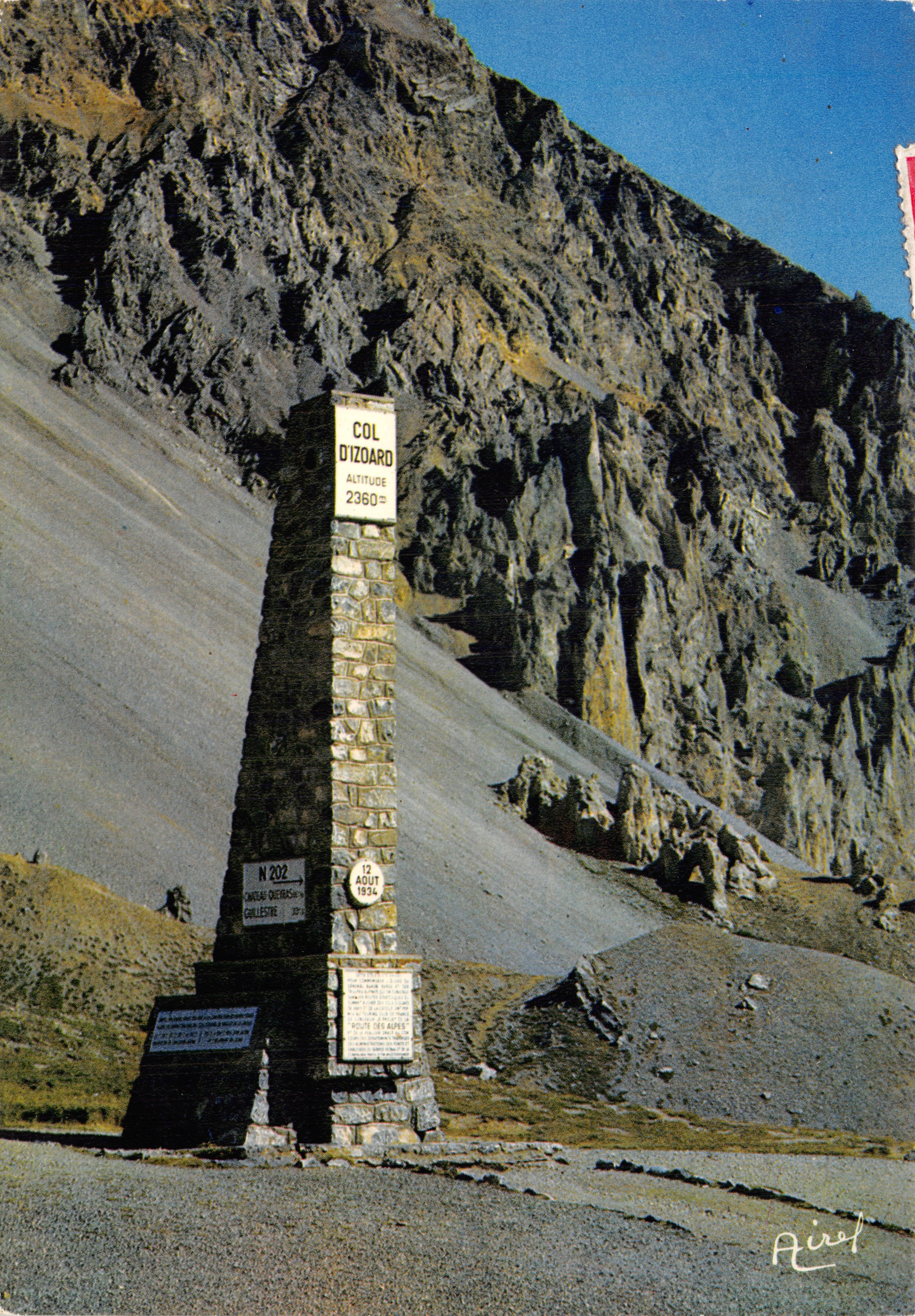 Col d'Izoard — monumento de piedra con inscripción altitud 2360 m — editor Airel, n.º 202