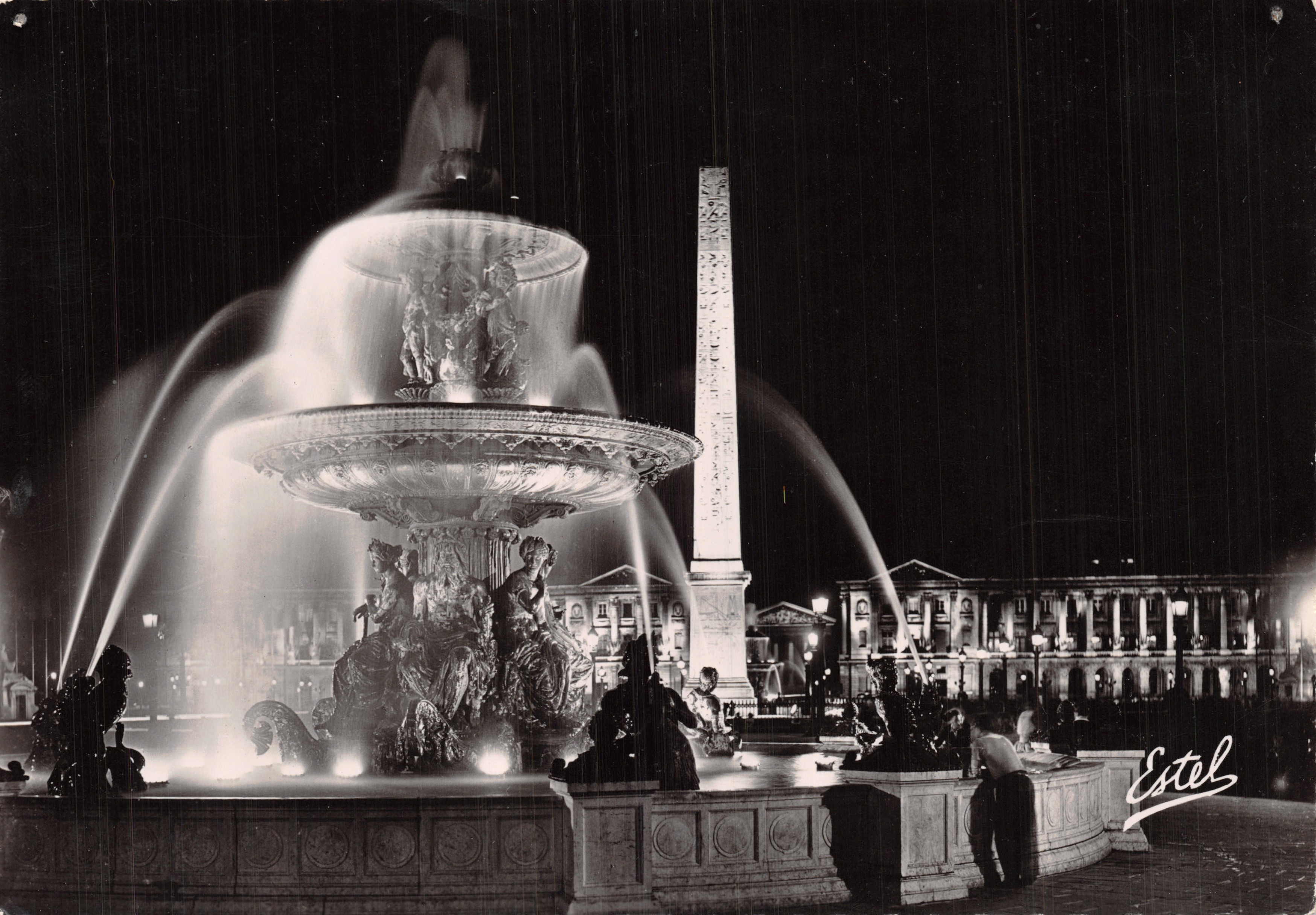 Place de la Concorde — Fontaine de la Concorde iluminada — Estel