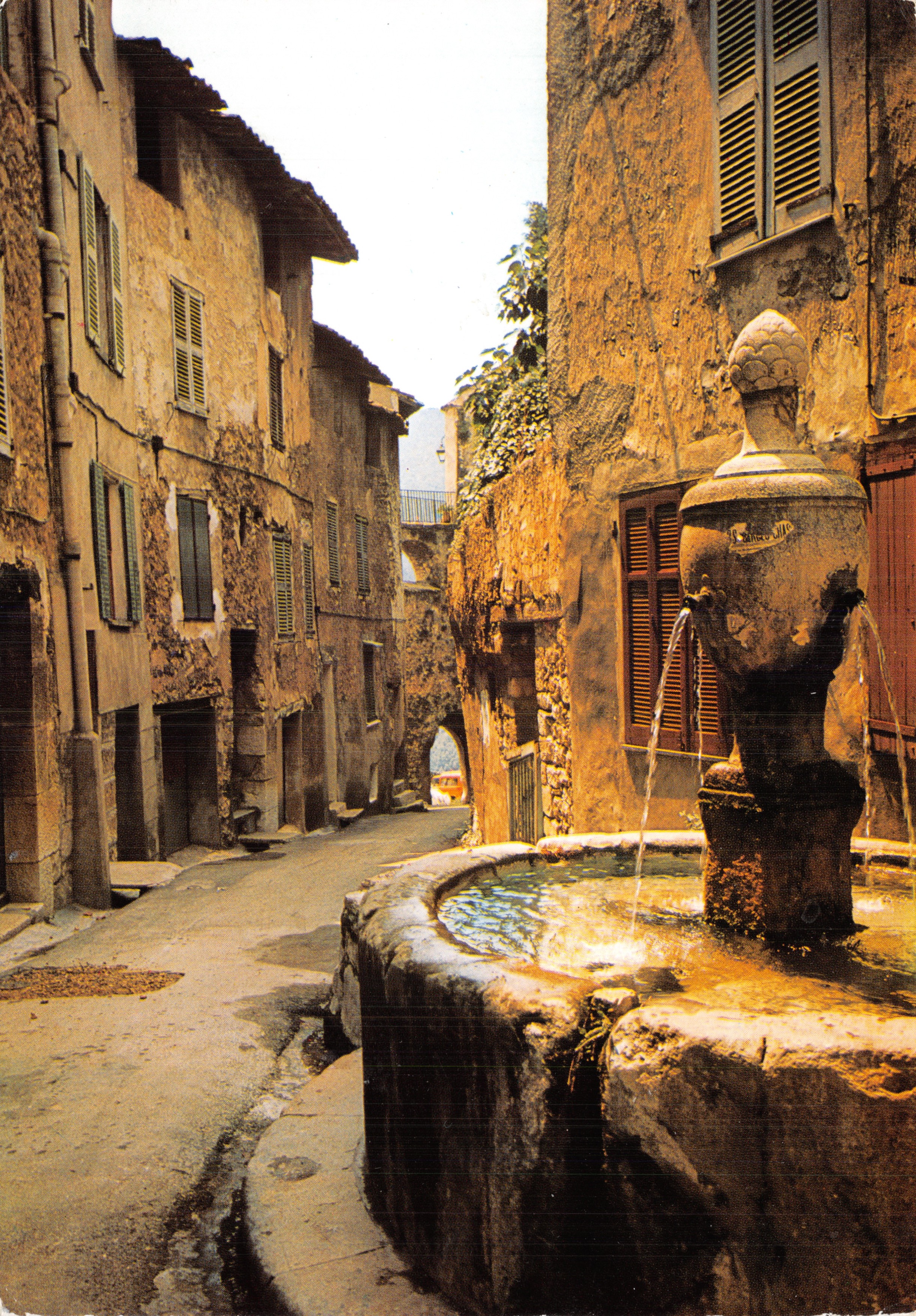Fuente en una calle de Luberon — editor Les belles Images de Provence, n° 5840 B
