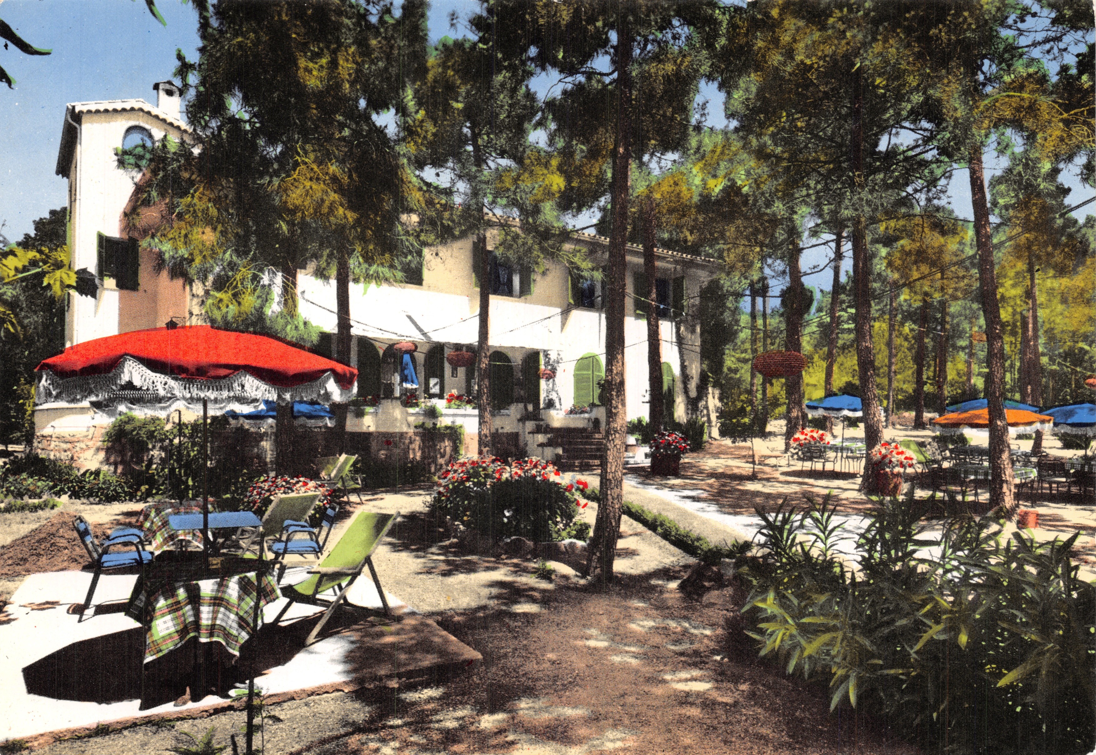 Los Girelliers — Hotel-Restaurante con terraza en el bosque — Editions S.E.P.T