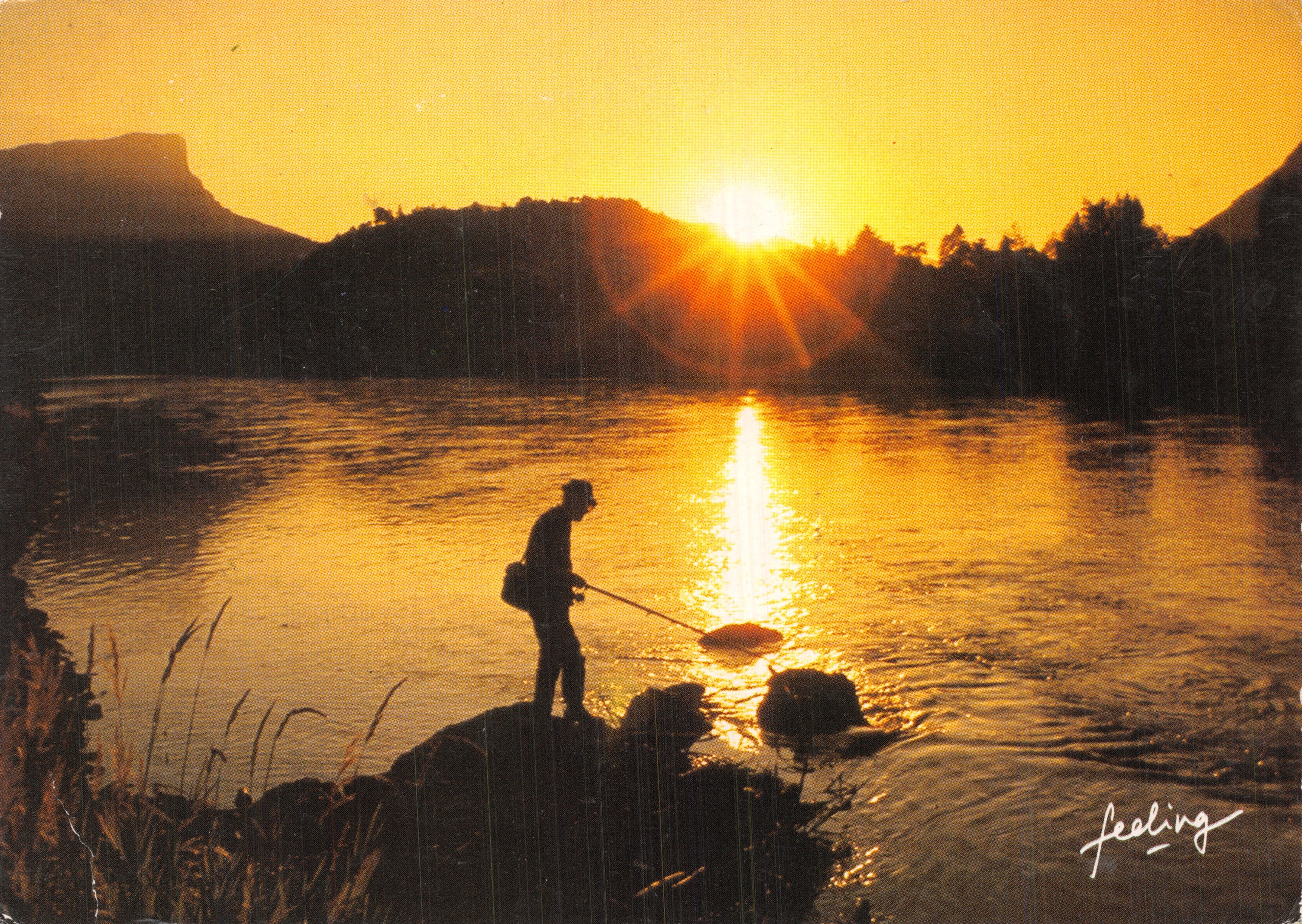 Pescador al atardecer — escena lacustre con montañas — Feeling Combier