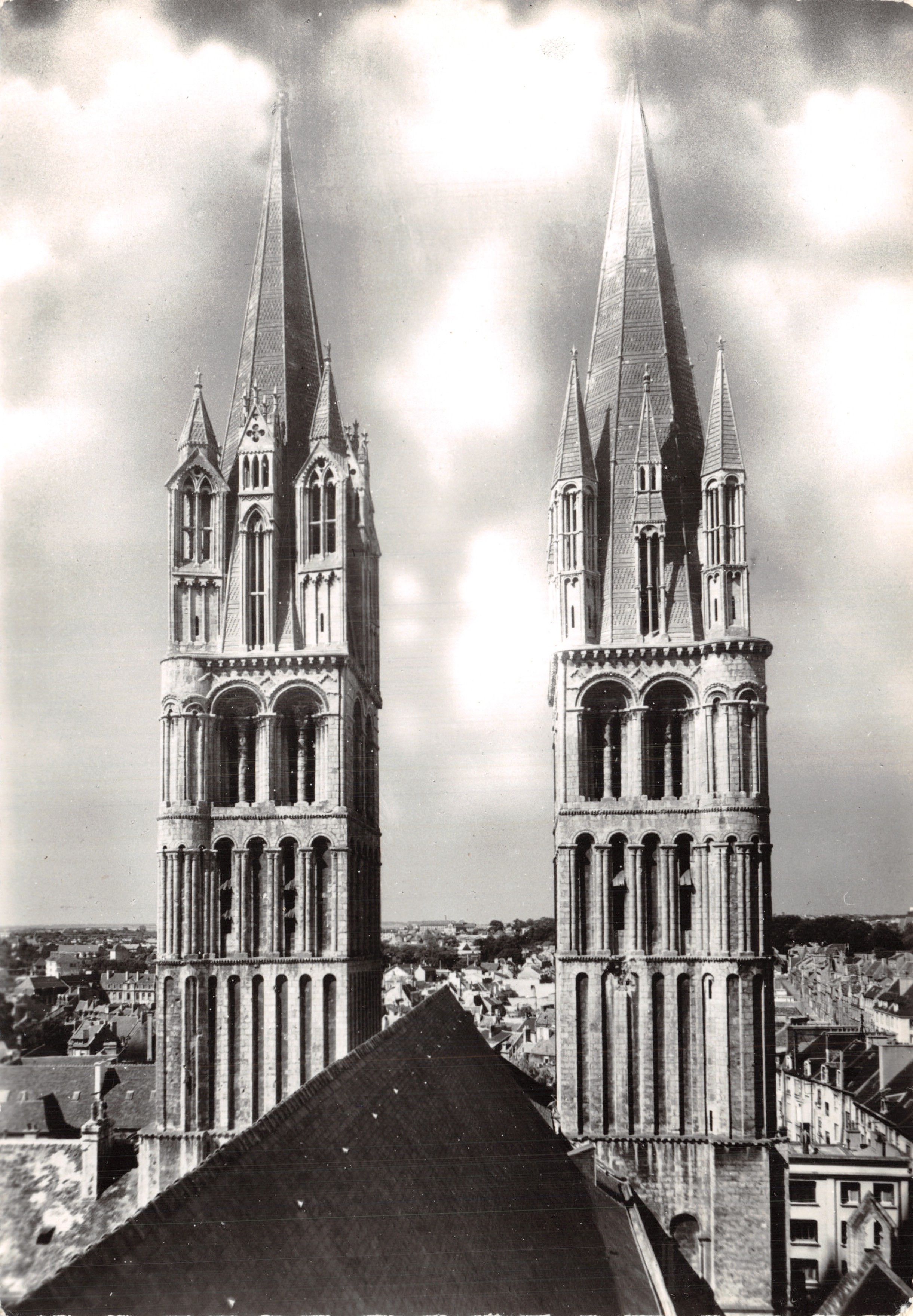 Caen — Abbaye aux Hommes, Église Saint-Étienne — deux flèches dominant la ville (XIe et XIIIe siècles). Éditions Gaud, 16 rue Edeline, Rueil-Malmaison