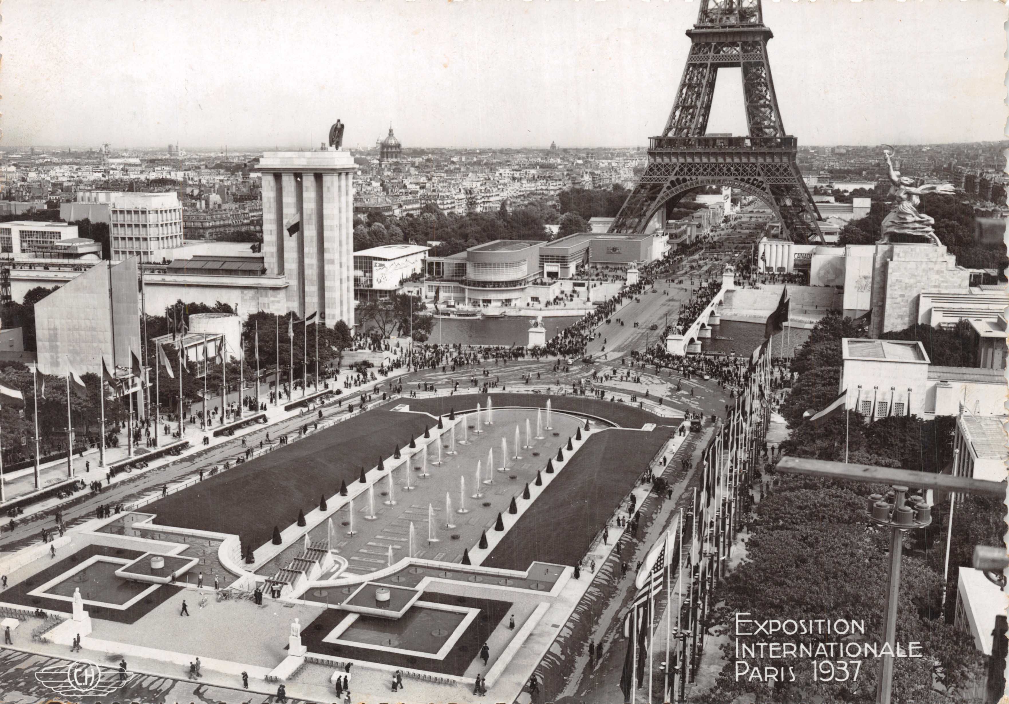 París — Exposición Internacional 1937 — vista aérea con la Torre Eiffel y los Bassins del Trocadéro