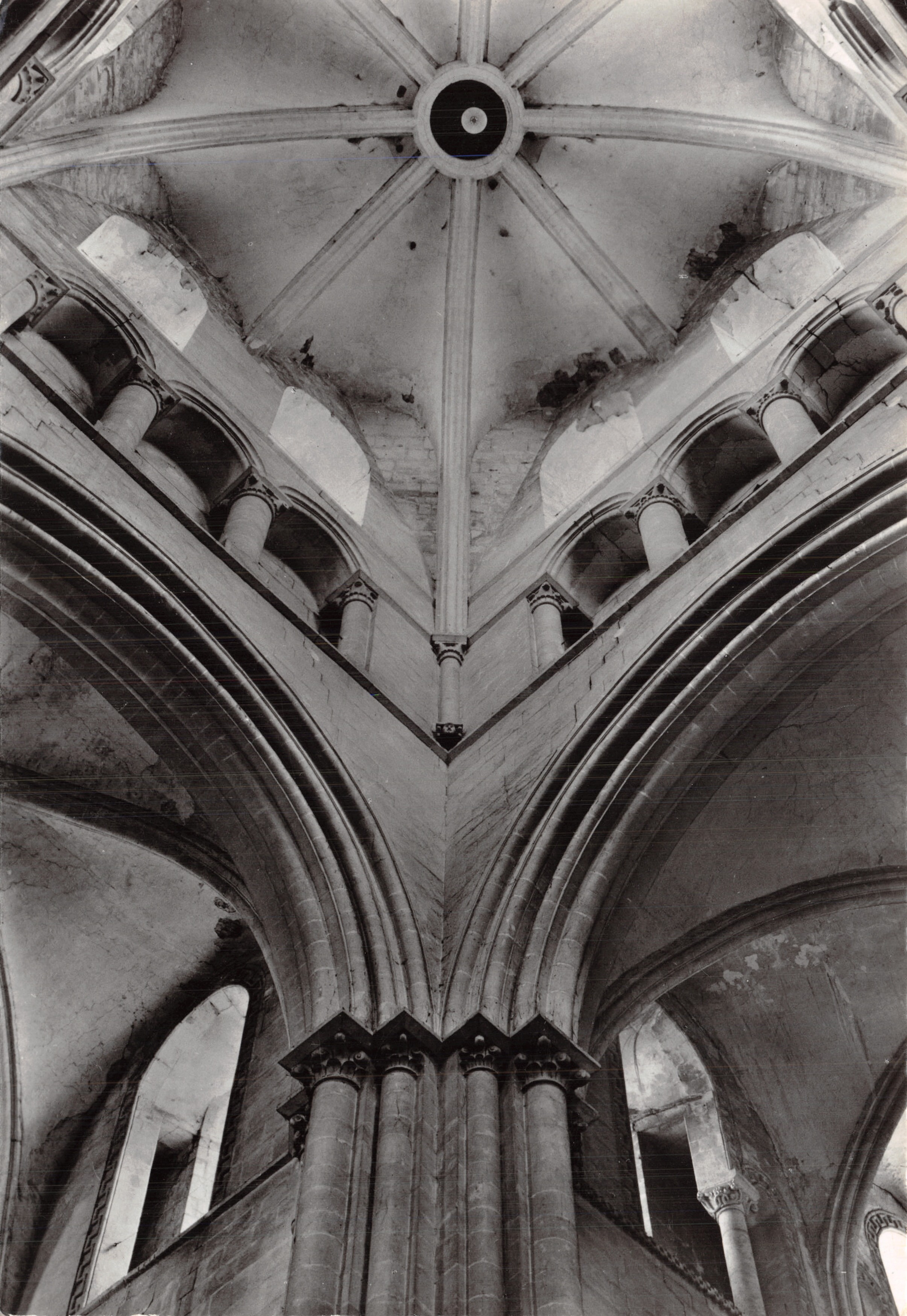 Caen - Abadía de los Hombres. Iglesia de Saint-Étienne — Torre lanterna (siglo XI). Foto J.-A. Fortier. Ed. Gaud, 16 rue Edeline, Rueil-Malmaison
